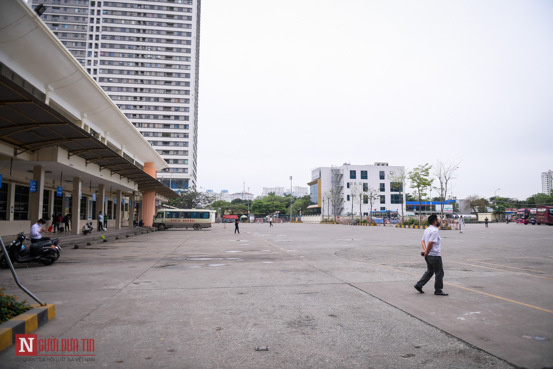 Tin nhanh - Hà Nội: Bến xe đìu hiu trong ngày đầu giảm tuyến phòng dịch COVID-19 (Hình 6).