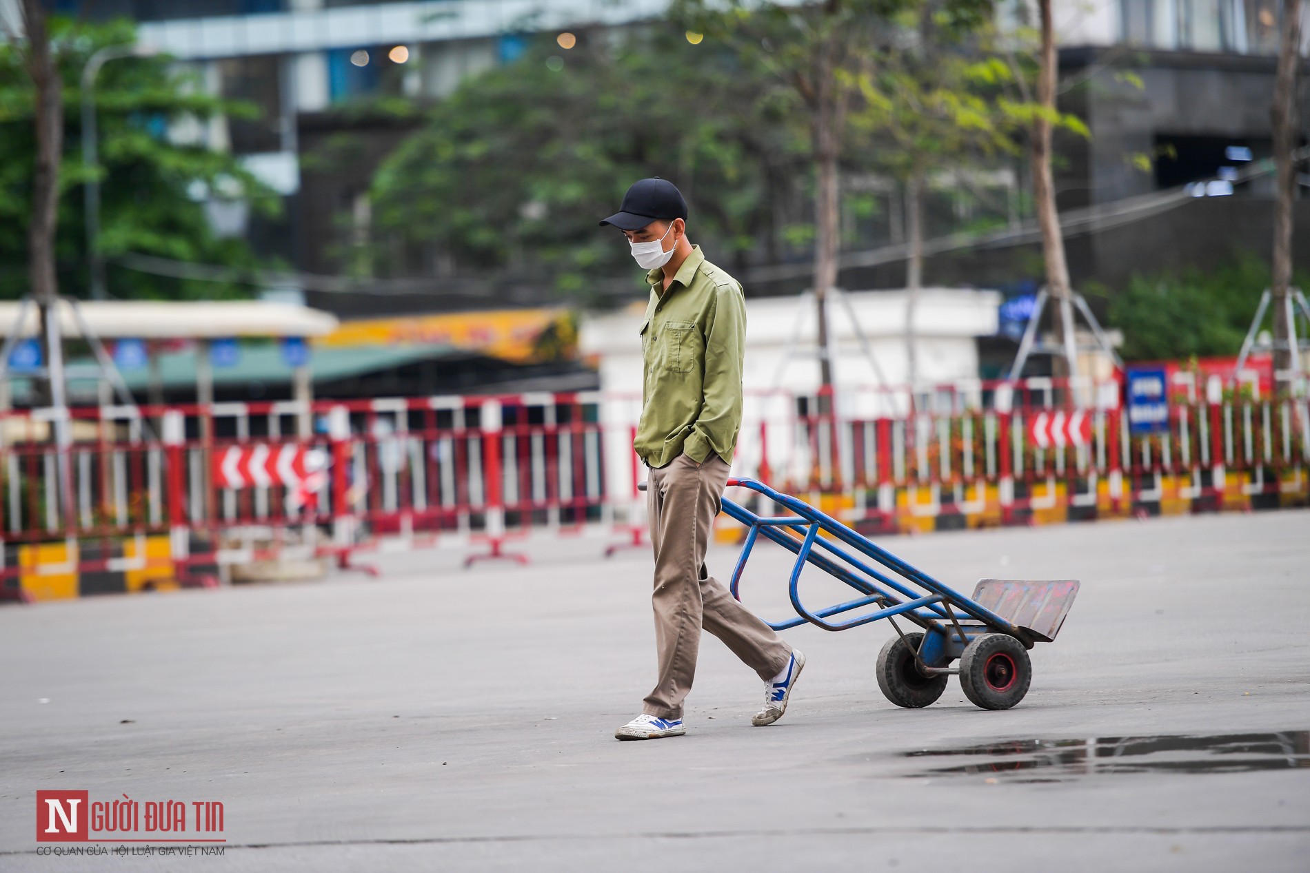 Tin nhanh - Hà Nội: Bến xe đìu hiu trong ngày đầu giảm tuyến phòng dịch COVID-19 (Hình 8).