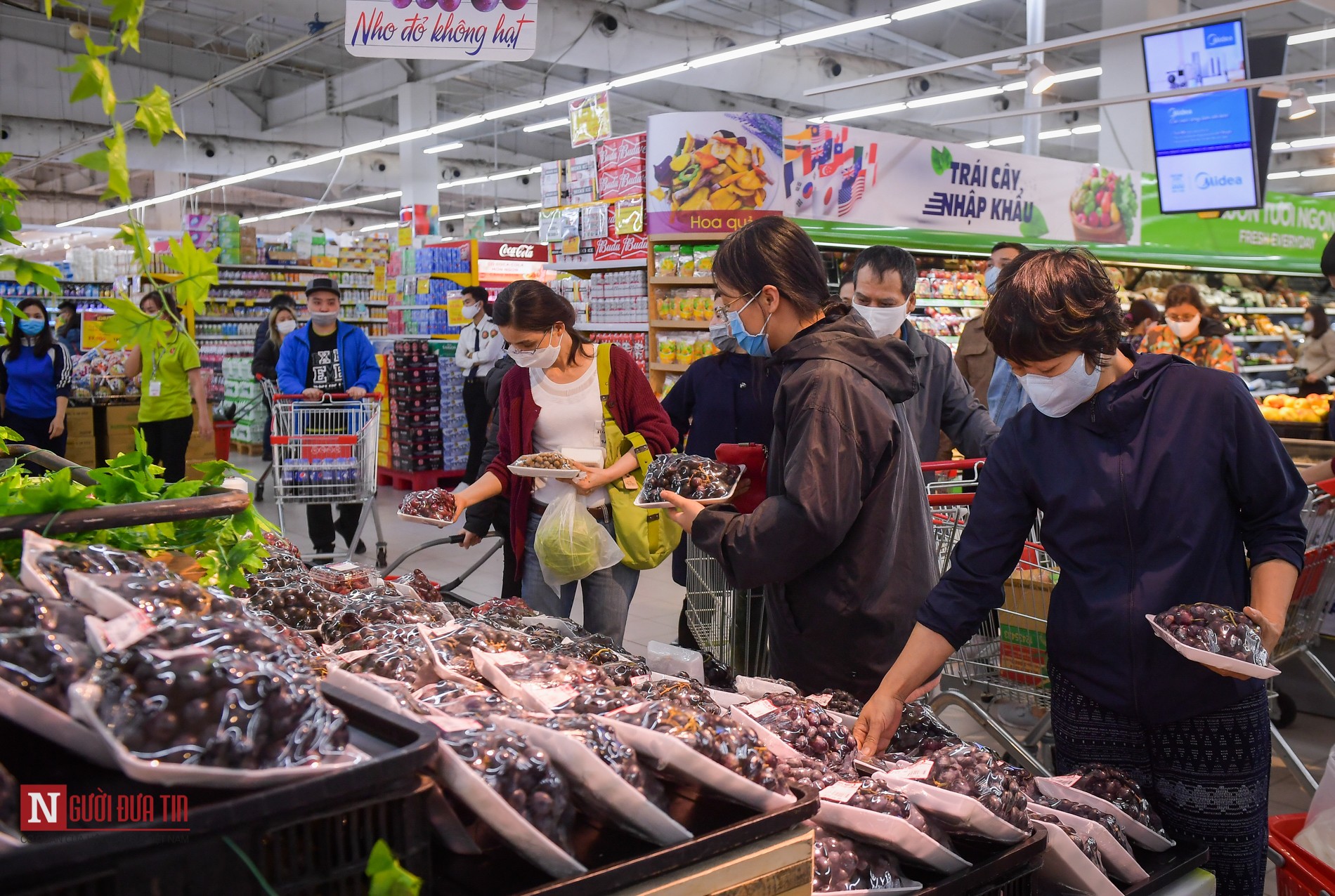 Tin nhanh - Siêu thị đầy ắp hàng hoá trước lệnh cách ly toàn xã hội (Hình 4).