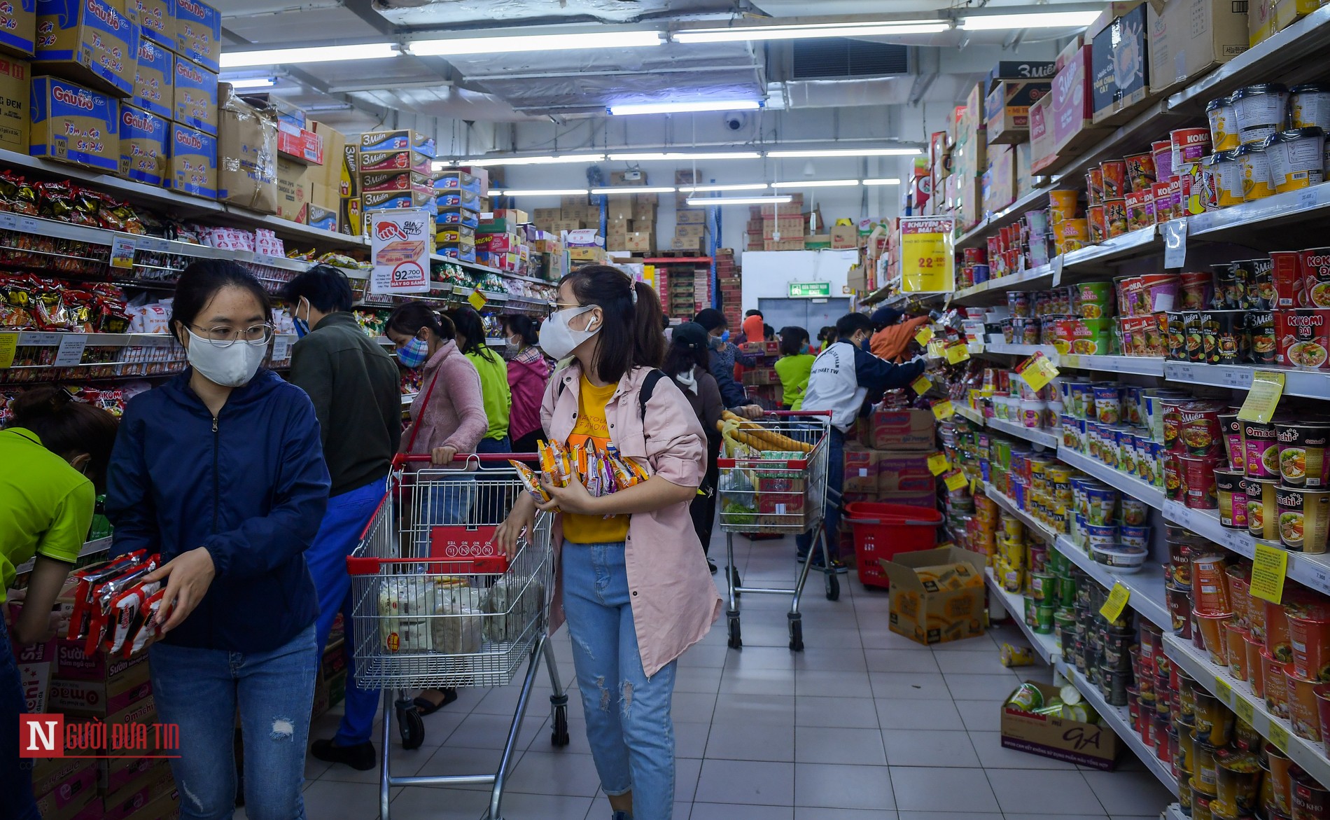 Tin nhanh - Siêu thị đầy ắp hàng hoá trước lệnh cách ly toàn xã hội (Hình 8).