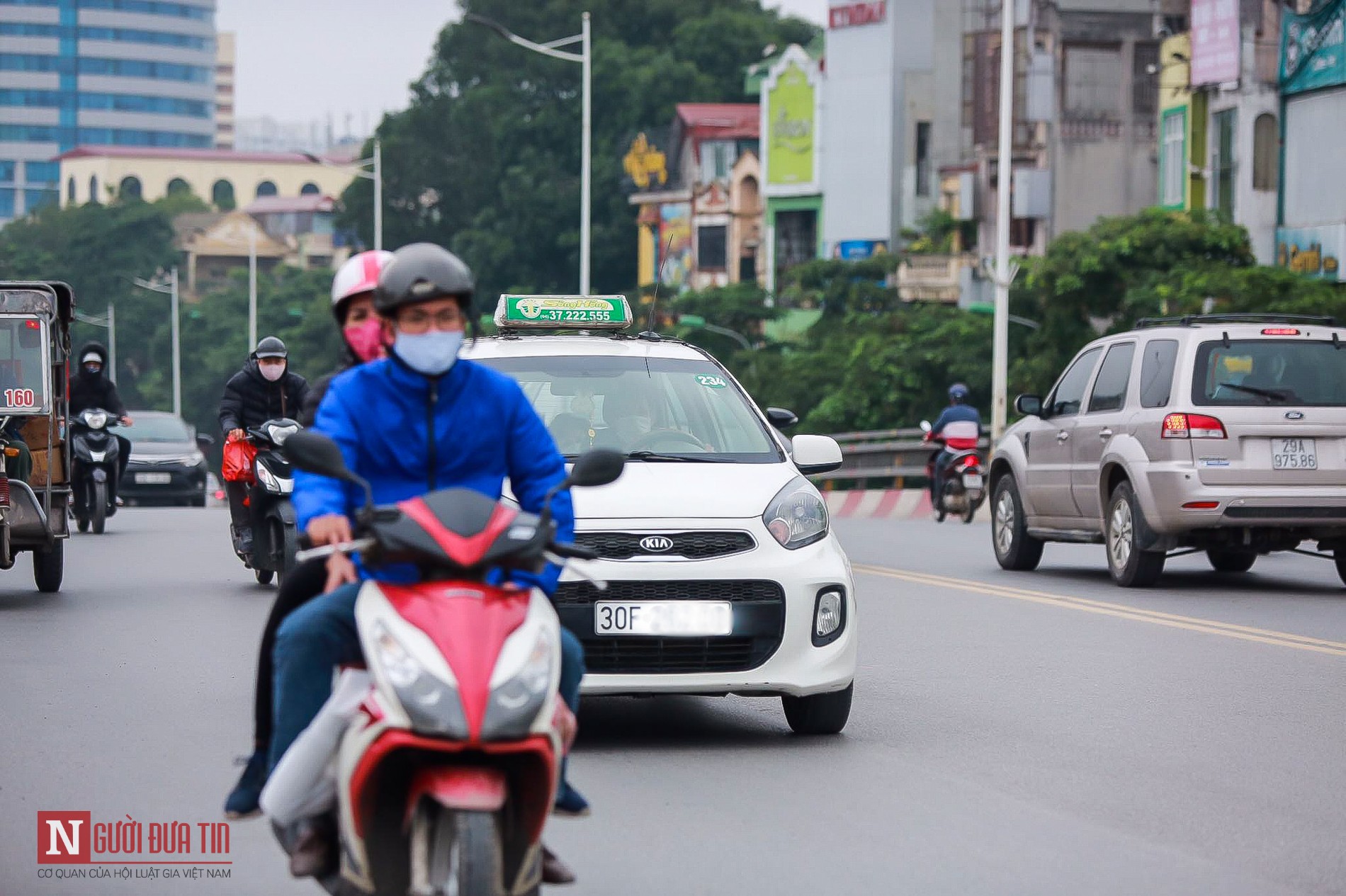 Tin nhanh - Hàng loạt xe taxi vẫn hoạt động, bất chấp lệnh cấm (Hình 9).