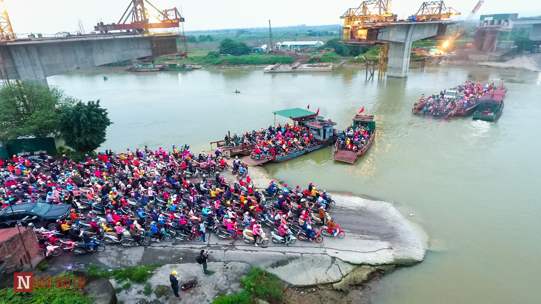 Tin nhanh - Hải Dương: Hàng nghìn người chen chân chờ nhiều giờ để lên phà (Hình 4).