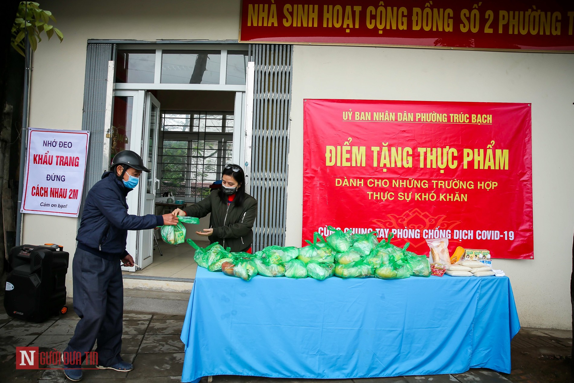 Dân sinh - Hà Nội: Người dân xếp hàng nhận nhu yếu phẩm trong thời gian 'cách ly toàn xã hội' (Hình 13).