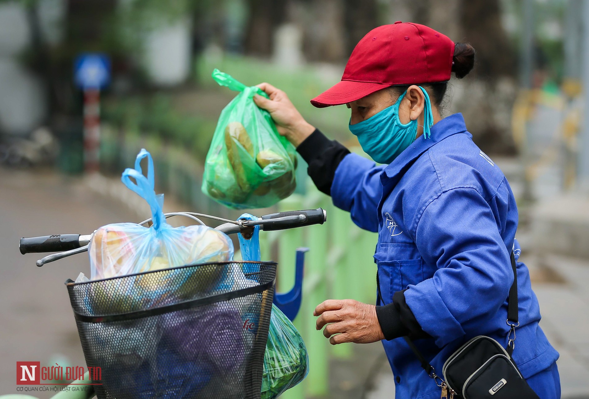 Dân sinh - Hà Nội: Người dân xếp hàng nhận nhu yếu phẩm trong thời gian 'cách ly toàn xã hội' (Hình 12).