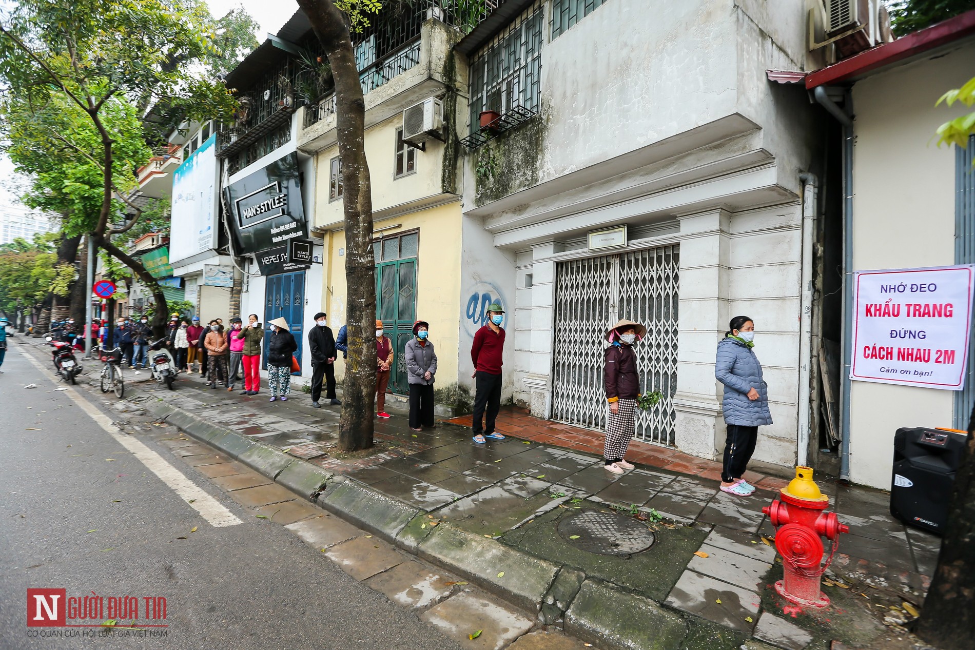 Dân sinh - Hà Nội: Người dân xếp hàng nhận nhu yếu phẩm trong thời gian 'cách ly toàn xã hội' (Hình 2).