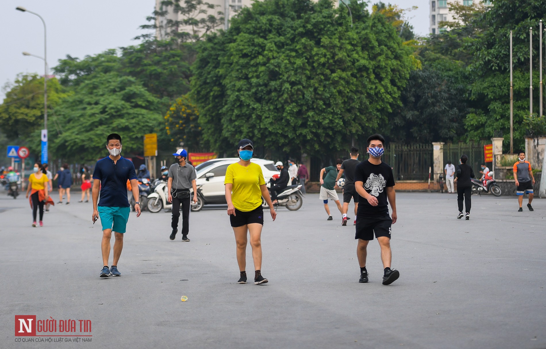 Tin nhanh - Hà Nội: Đường phố đông trở lại sau 1 tuần cách ly toàn xã hội (Hình 13).