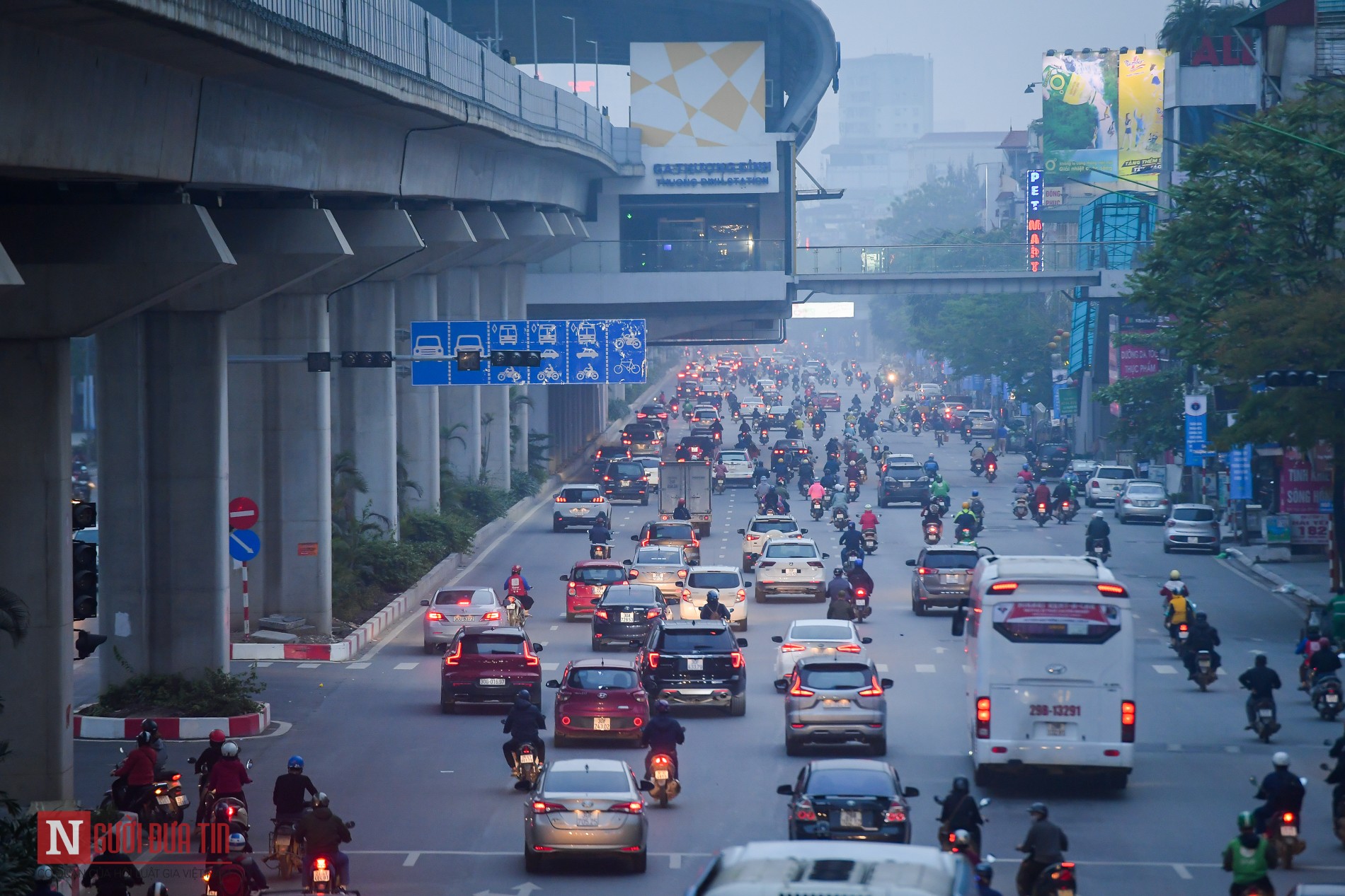 Tin nhanh - Hà Nội: Đường phố đông trở lại sau 1 tuần cách ly toàn xã hội (Hình 16).