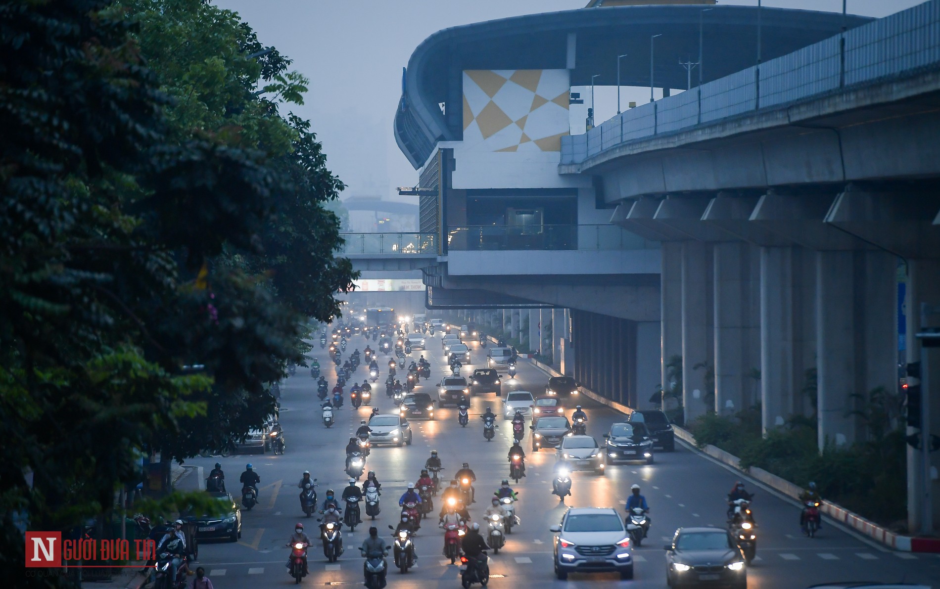 Tin nhanh - Hà Nội: Đường phố đông trở lại sau 1 tuần cách ly toàn xã hội (Hình 17).