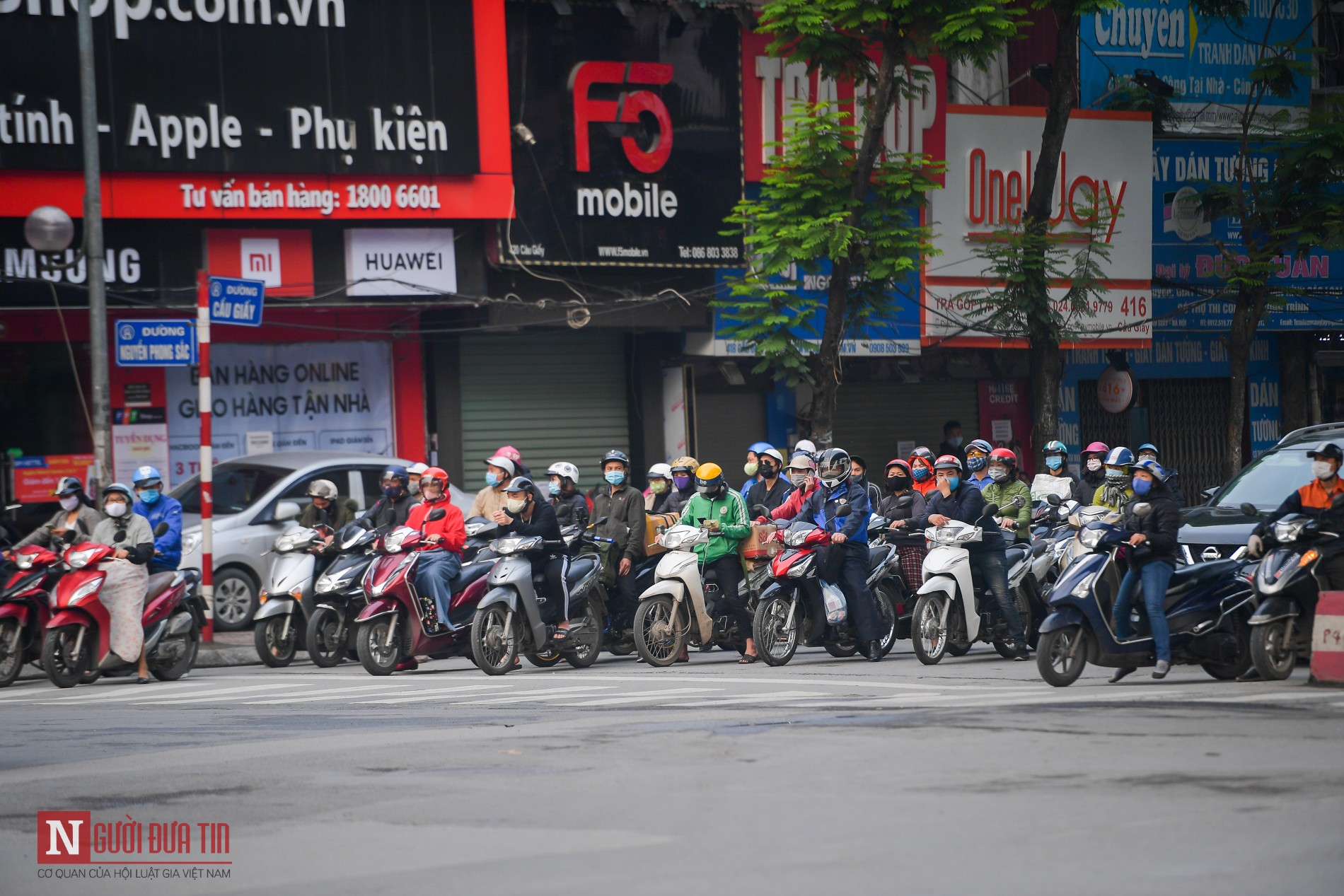 Tin nhanh - Hà Nội: Đường phố đông trở lại sau 1 tuần cách ly toàn xã hội (Hình 4).