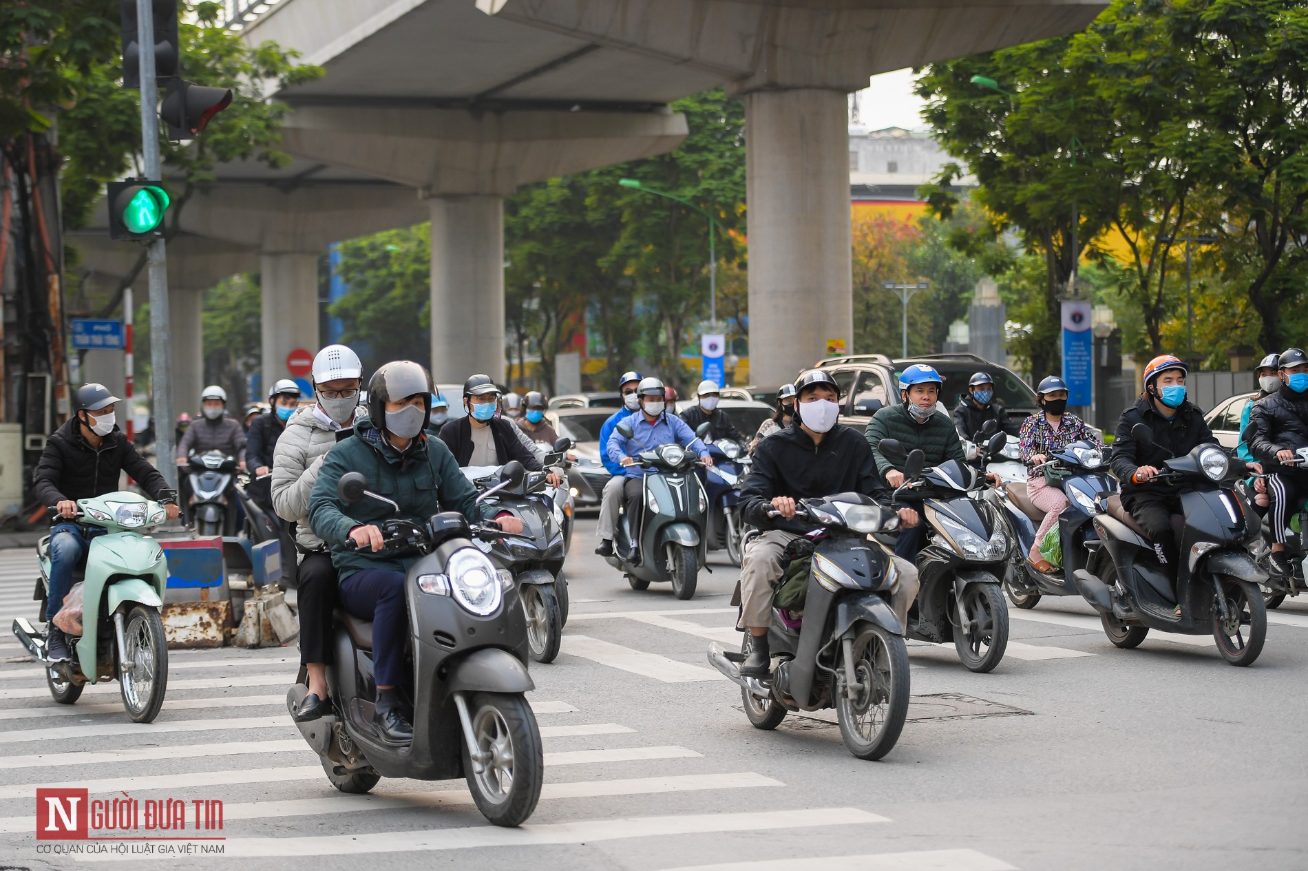 Tin nhanh - Hà Nội: Đường phố đông trở lại sau 1 tuần cách ly toàn xã hội (Hình 3).