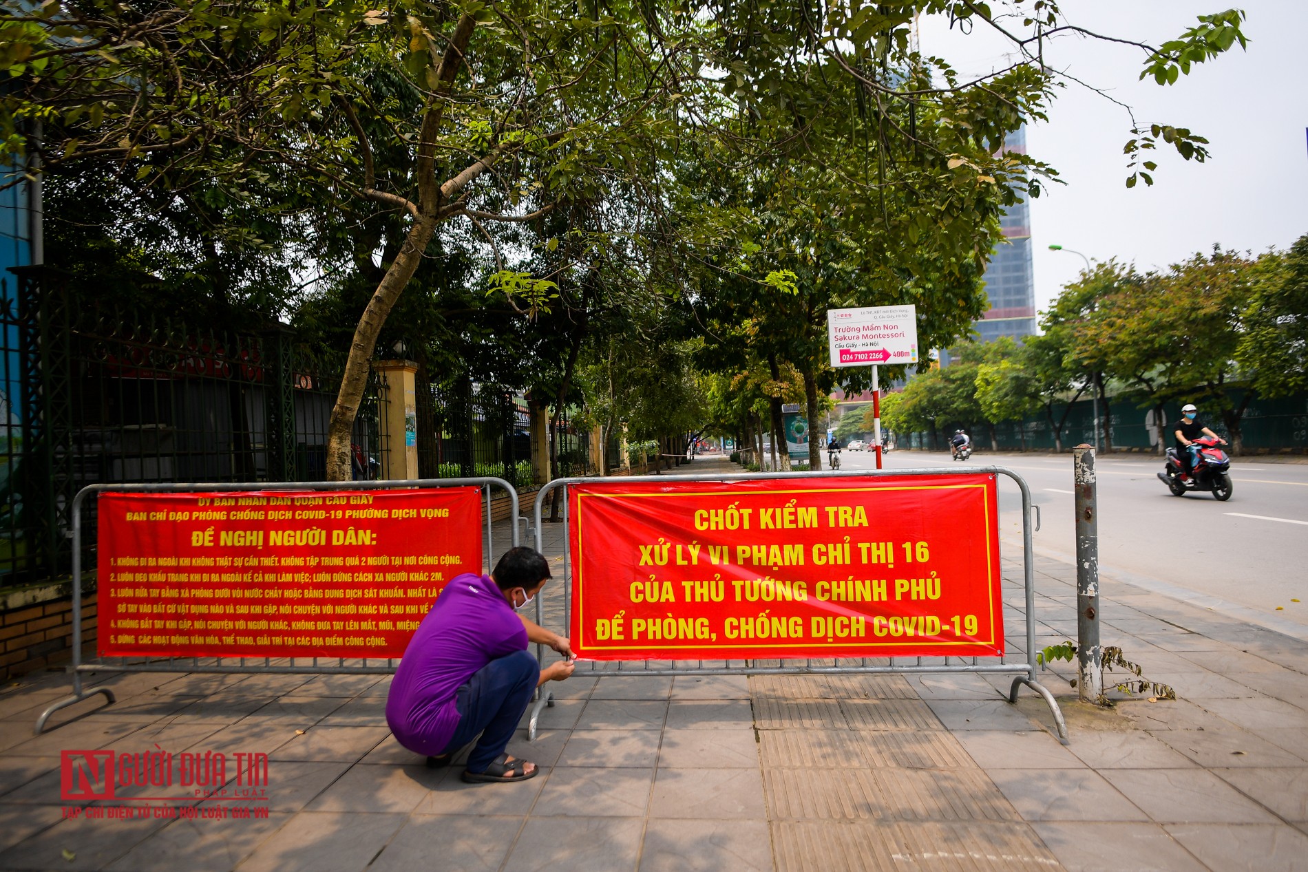 Tin nhanh - Hà Nội lập rào chắn tại những địa điểm có khả năng tụ tập đông người (Hình 3).