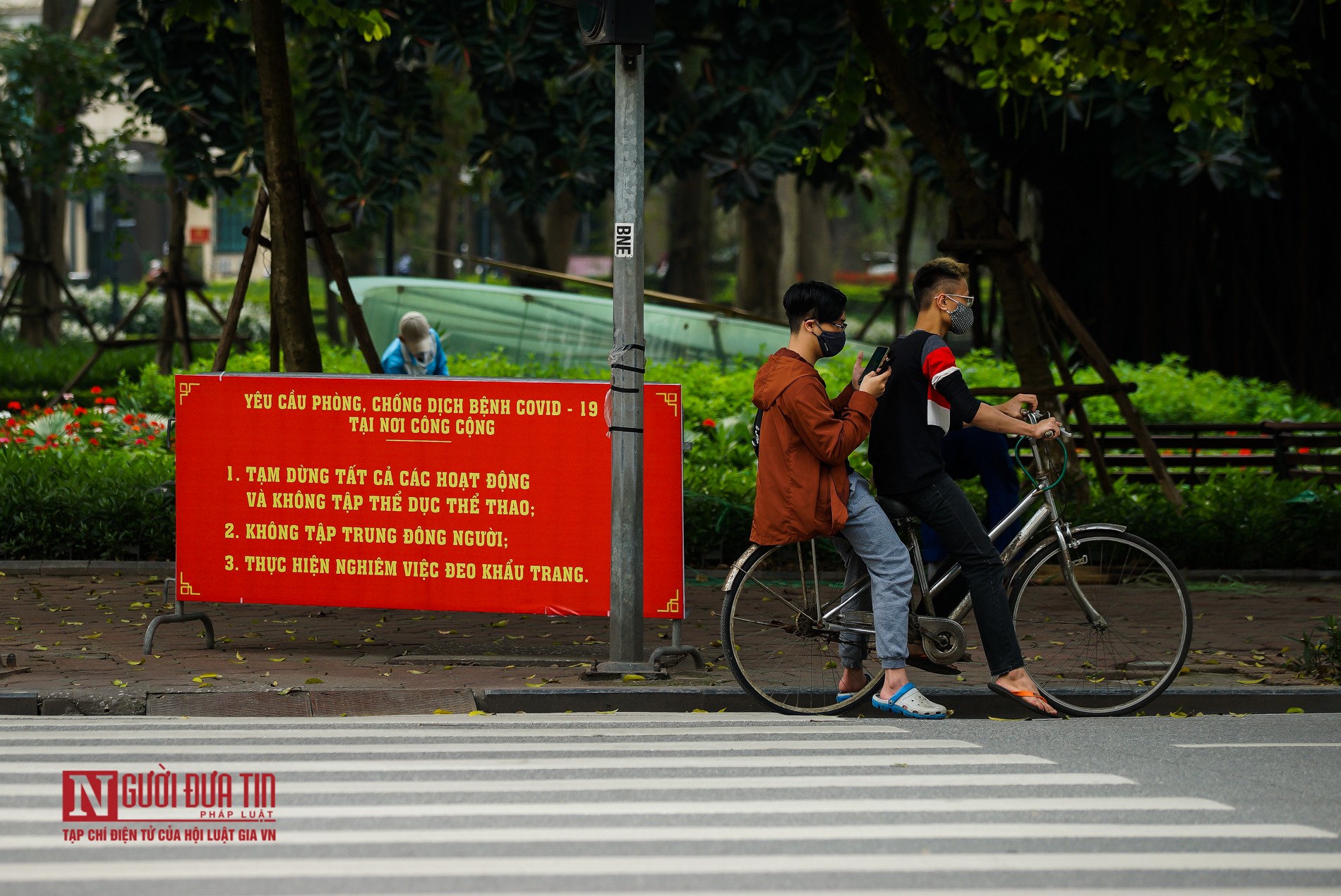 Tin nhanh - Hà Nội lập rào chắn tại những địa điểm có khả năng tụ tập đông người (Hình 7).