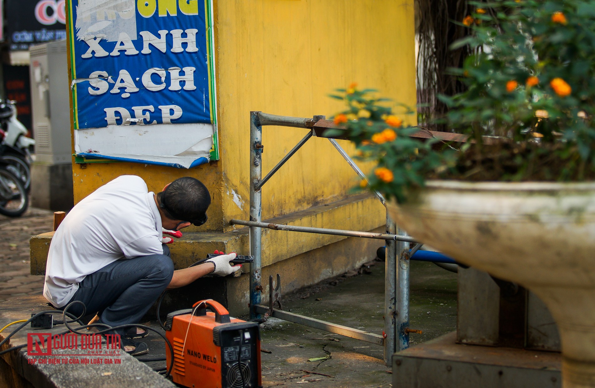 Tin nhanh - Hà Nội lập rào chắn tại những địa điểm có khả năng tụ tập đông người (Hình 8).