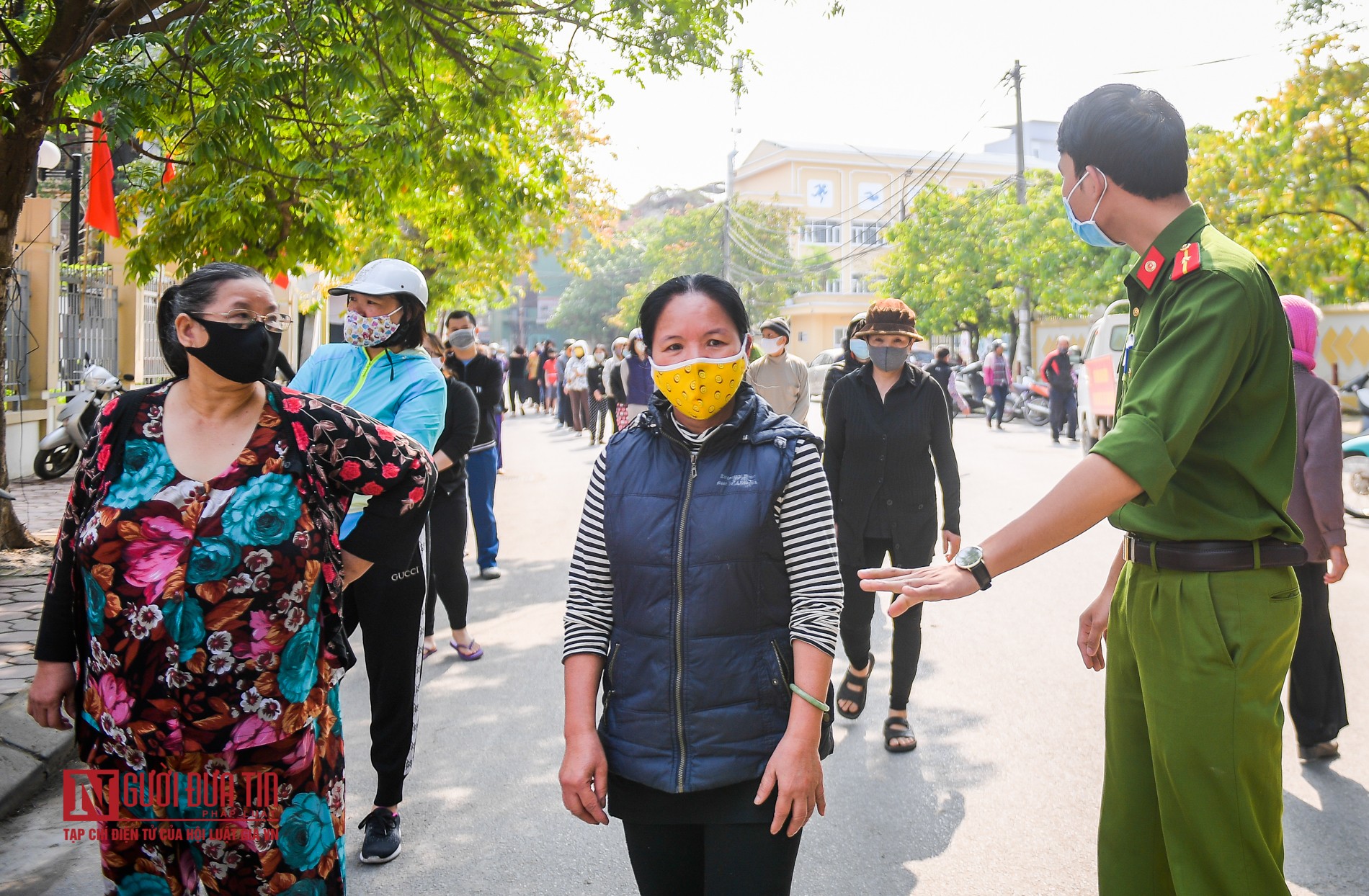 Dân sinh - Ấm lòng cân gạo, chai dầu được phát tới tay người khó khăn mùa dịch (Hình 4).