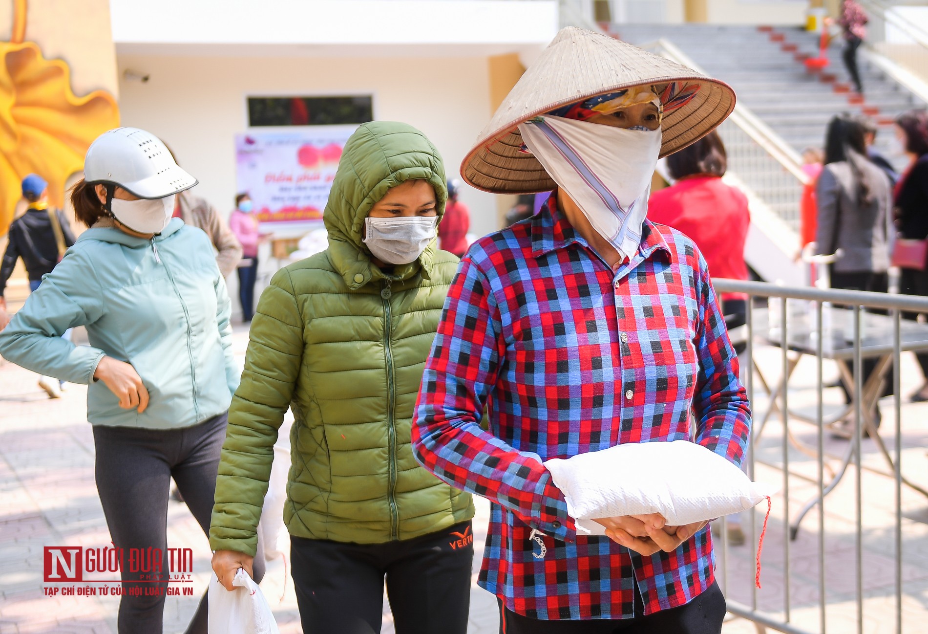 Dân sinh - Ấm lòng cân gạo, chai dầu được phát tới tay người khó khăn mùa dịch (Hình 16).