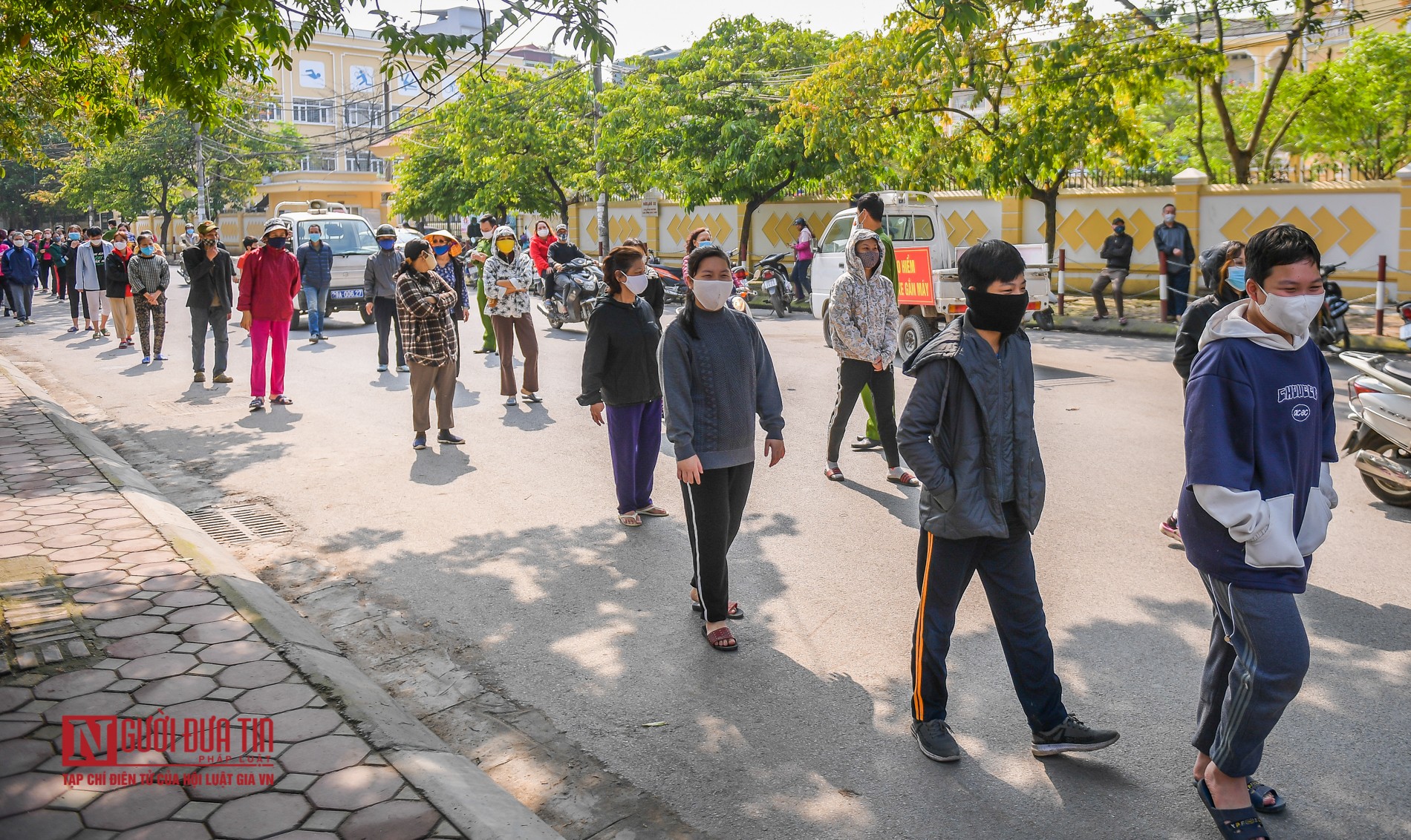 Dân sinh - Ấm lòng cân gạo, chai dầu được phát tới tay người khó khăn mùa dịch (Hình 3).