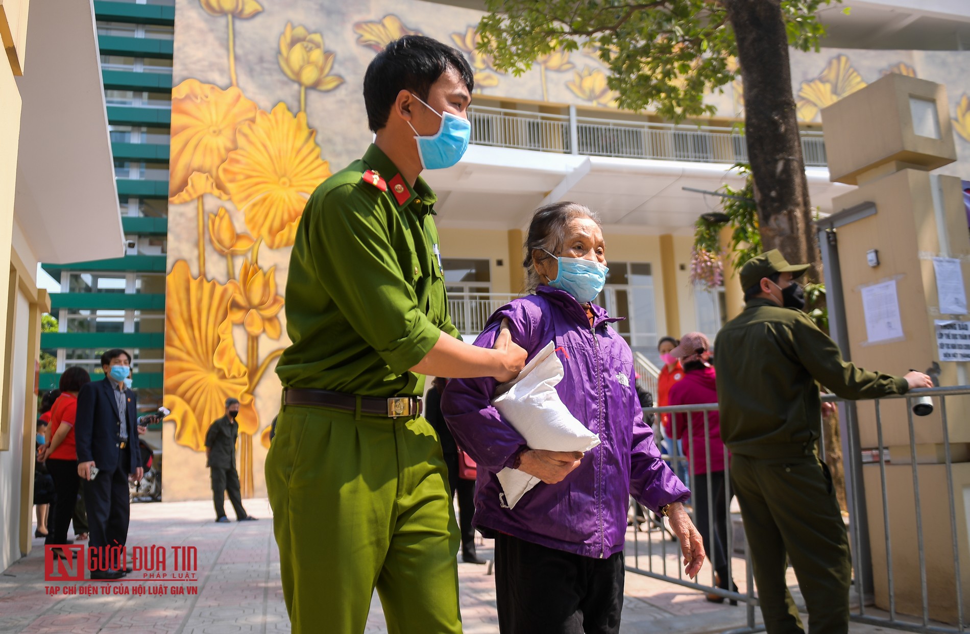 Dân sinh - Ấm lòng cân gạo, chai dầu được phát tới tay người khó khăn mùa dịch (Hình 12).