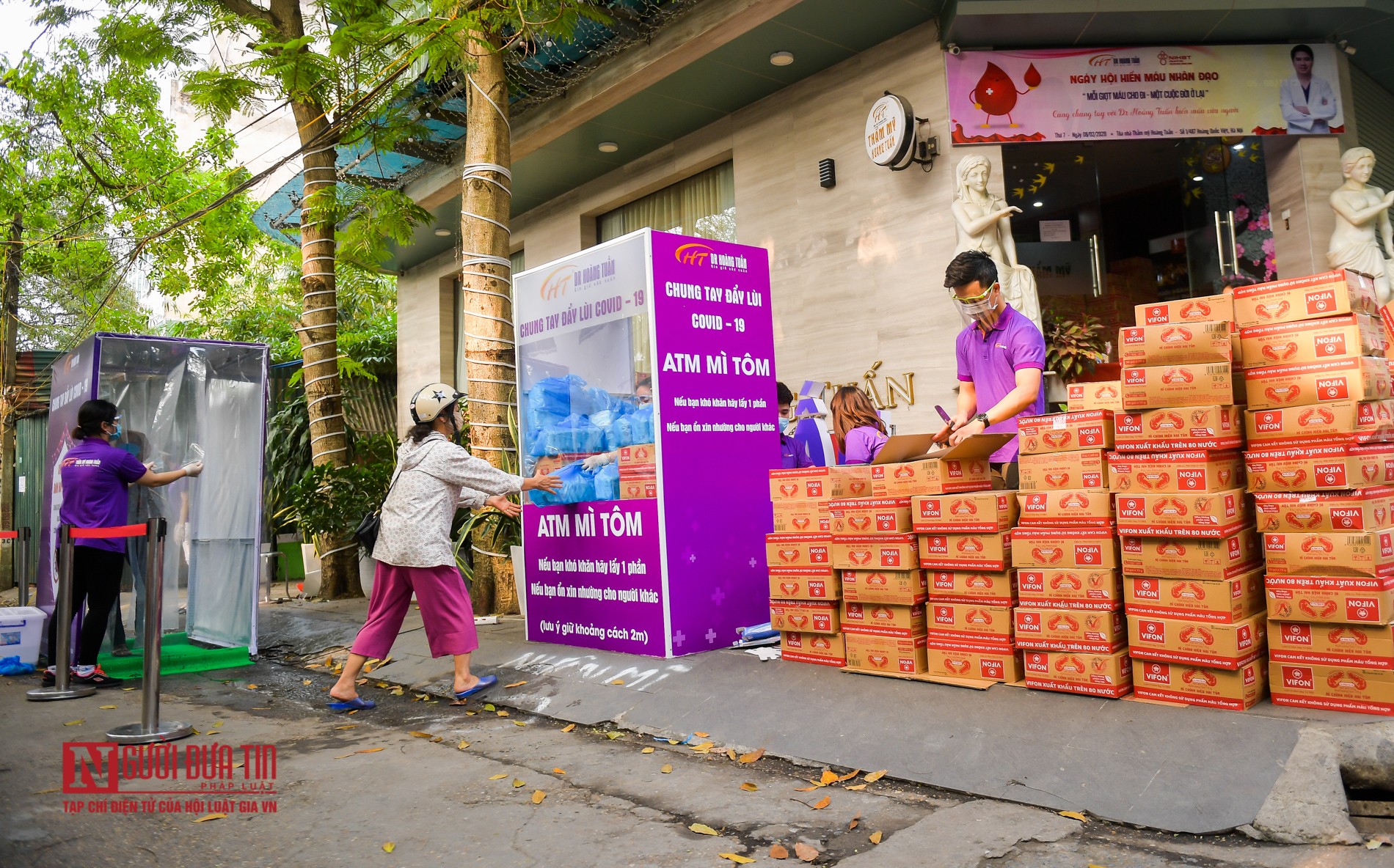 Tin nhanh - Sau “ATM gạo”, bác sĩ mở “ATM mì tôm” giúp đỡ người có hoàn cảnh khó khăn (Hình 2).