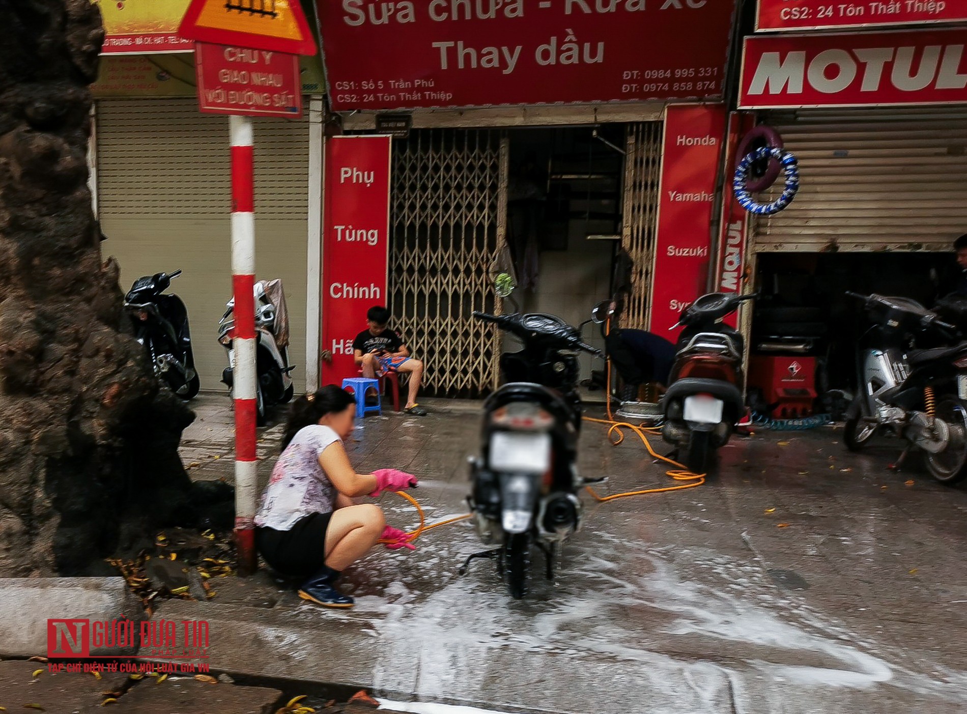 Tin nhanh - Hà Nội: Bất chấp “cách ly toàn xã hội”, hàng quán ngang nhiên mở cửa đón khách (Hình 10).