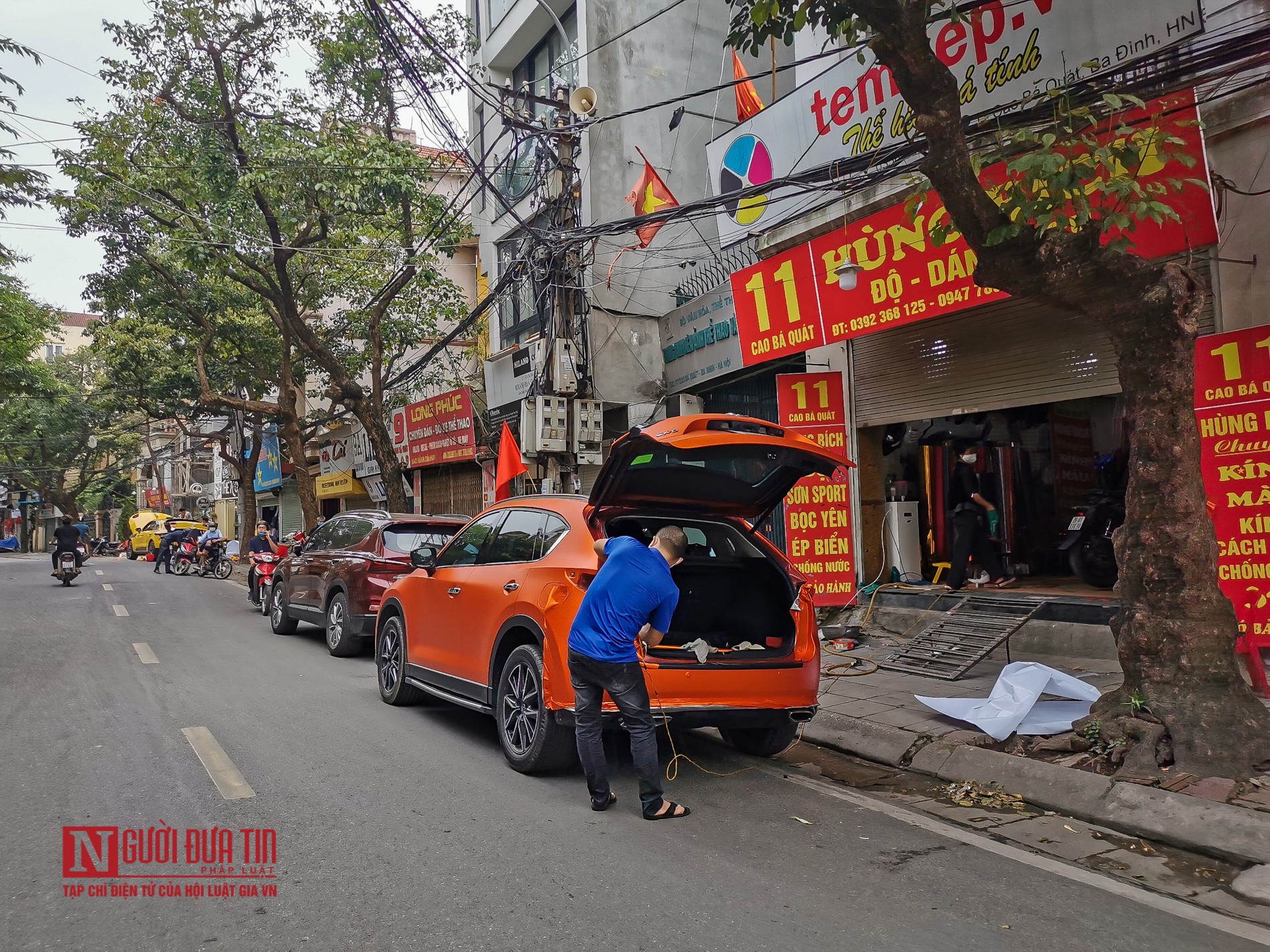 Tin nhanh - Hà Nội: Bất chấp “cách ly toàn xã hội”, hàng quán ngang nhiên mở cửa đón khách (Hình 9).