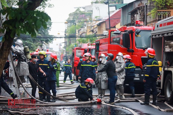 Tin nhanh - Cháy lớn ngôi nhà trong phố cổ Hà Nội (Hình 4).