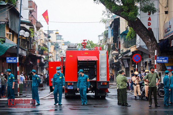 Tin nhanh - Cháy lớn ngôi nhà trong phố cổ Hà Nội (Hình 8).