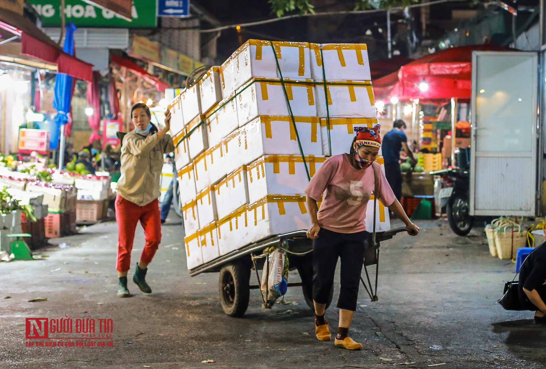 Tin nhanh - Người lao động vui vẻ kéo hàng trong đêm tại chợ hoa quả đầu mối (Hình 6).