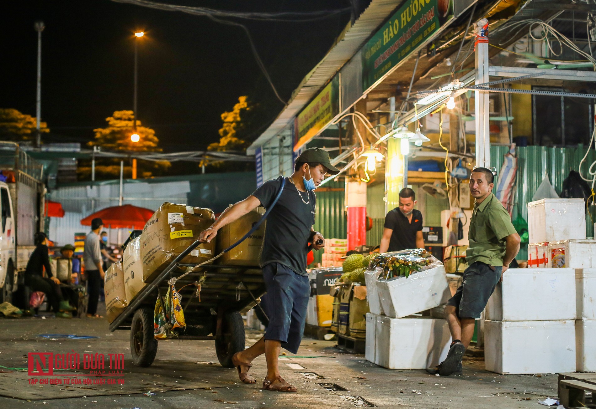 Tin nhanh - Người lao động vui vẻ kéo hàng trong đêm tại chợ hoa quả đầu mối (Hình 2).