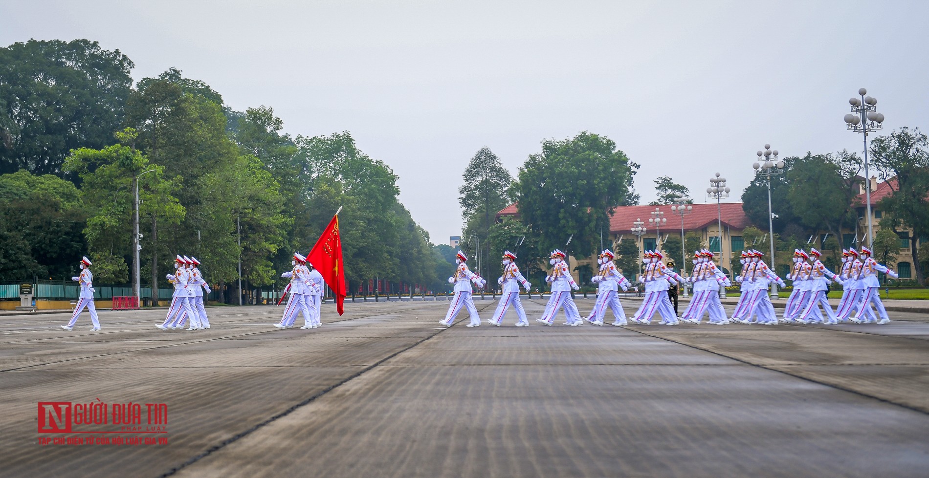 Tin nhanh - Trang nghiêm lễ thượng cờ tại Quảng trường Ba Đình nhân dịp 45 năm ngày thống nhất đất nước