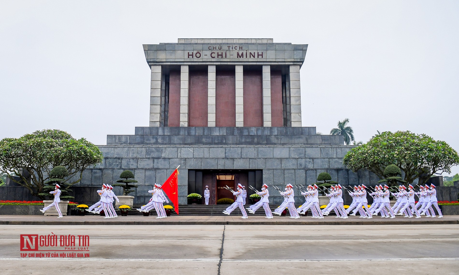 Tin nhanh - Trang nghiêm lễ thượng cờ tại Quảng trường Ba Đình nhân dịp 45 năm ngày thống nhất đất nước (Hình 16).