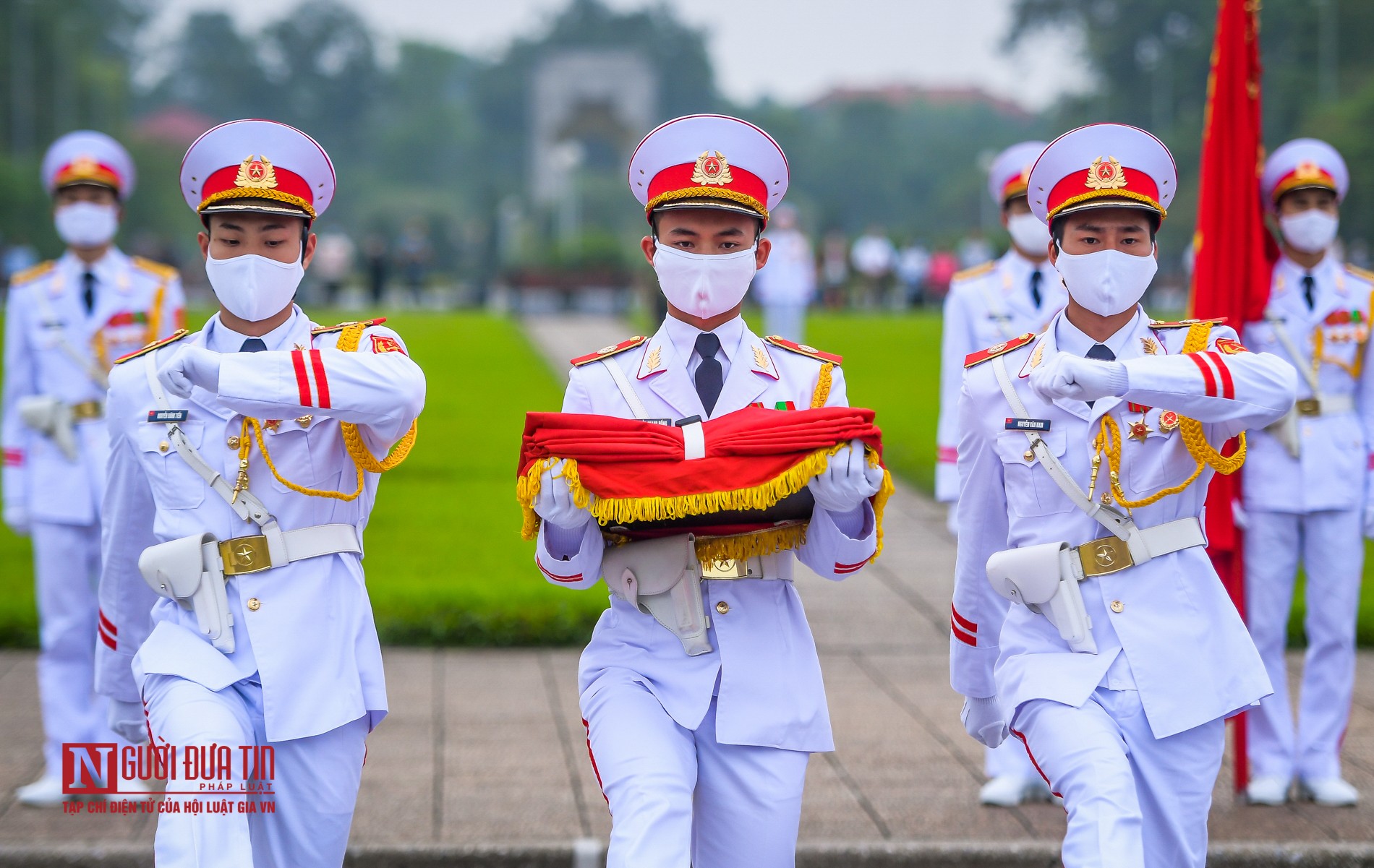 Tin nhanh - Trang nghiêm lễ thượng cờ tại Quảng trường Ba Đình nhân dịp 45 năm ngày thống nhất đất nước (Hình 6).