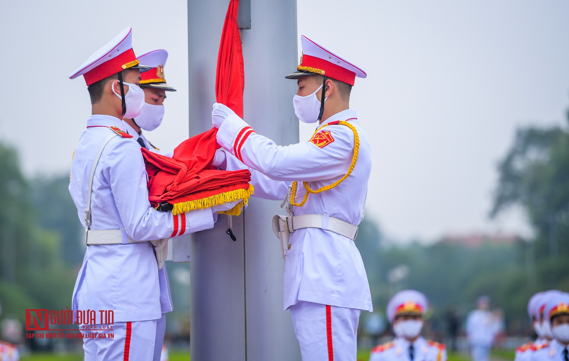 Tin nhanh - Trang nghiêm lễ thượng cờ tại Quảng trường Ba Đình nhân dịp 45 năm ngày thống nhất đất nước (Hình 8).