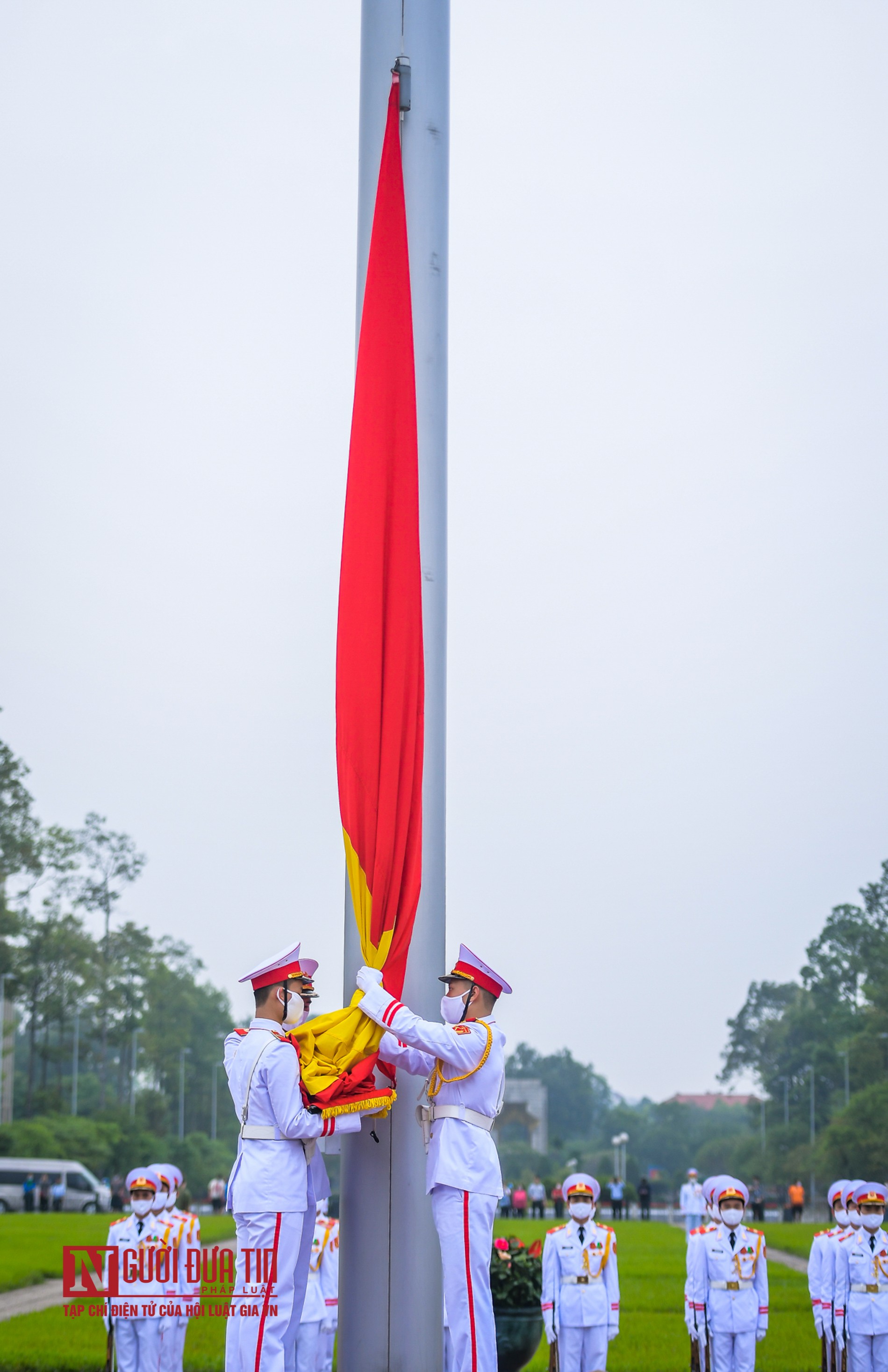 Tin nhanh - Trang nghiêm lễ thượng cờ tại Quảng trường Ba Đình nhân dịp 45 năm ngày thống nhất đất nước (Hình 10).