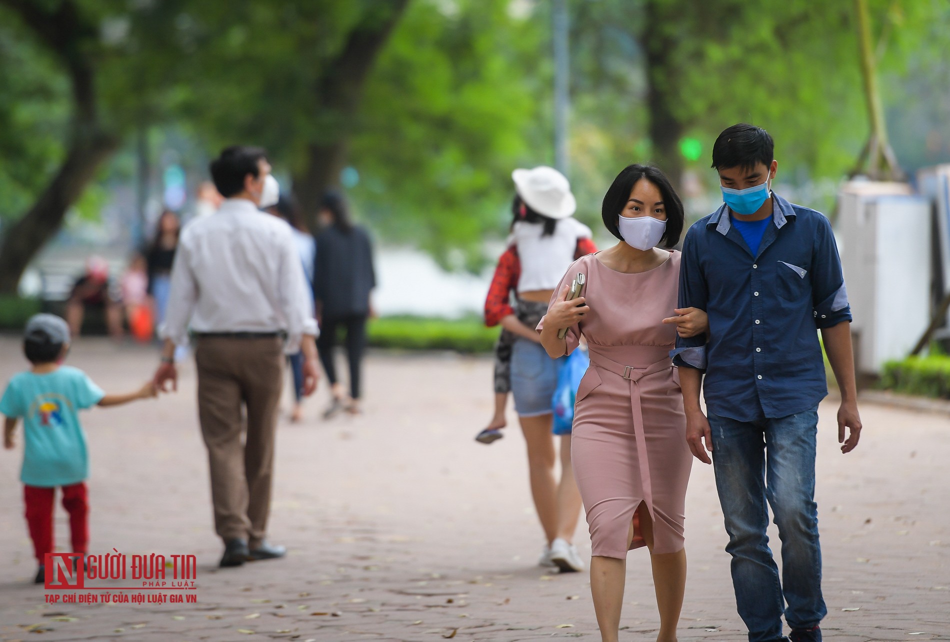 Tin nhanh - Nghỉ lễ 30/4 - 01/05, nhiều người d&acirc;n &ldquo;qu&ecirc;n&rdquo; đeo khẩu trang dạo chơi hồ Ho&agrave;n Kiếm (H&igrave;nh 5).