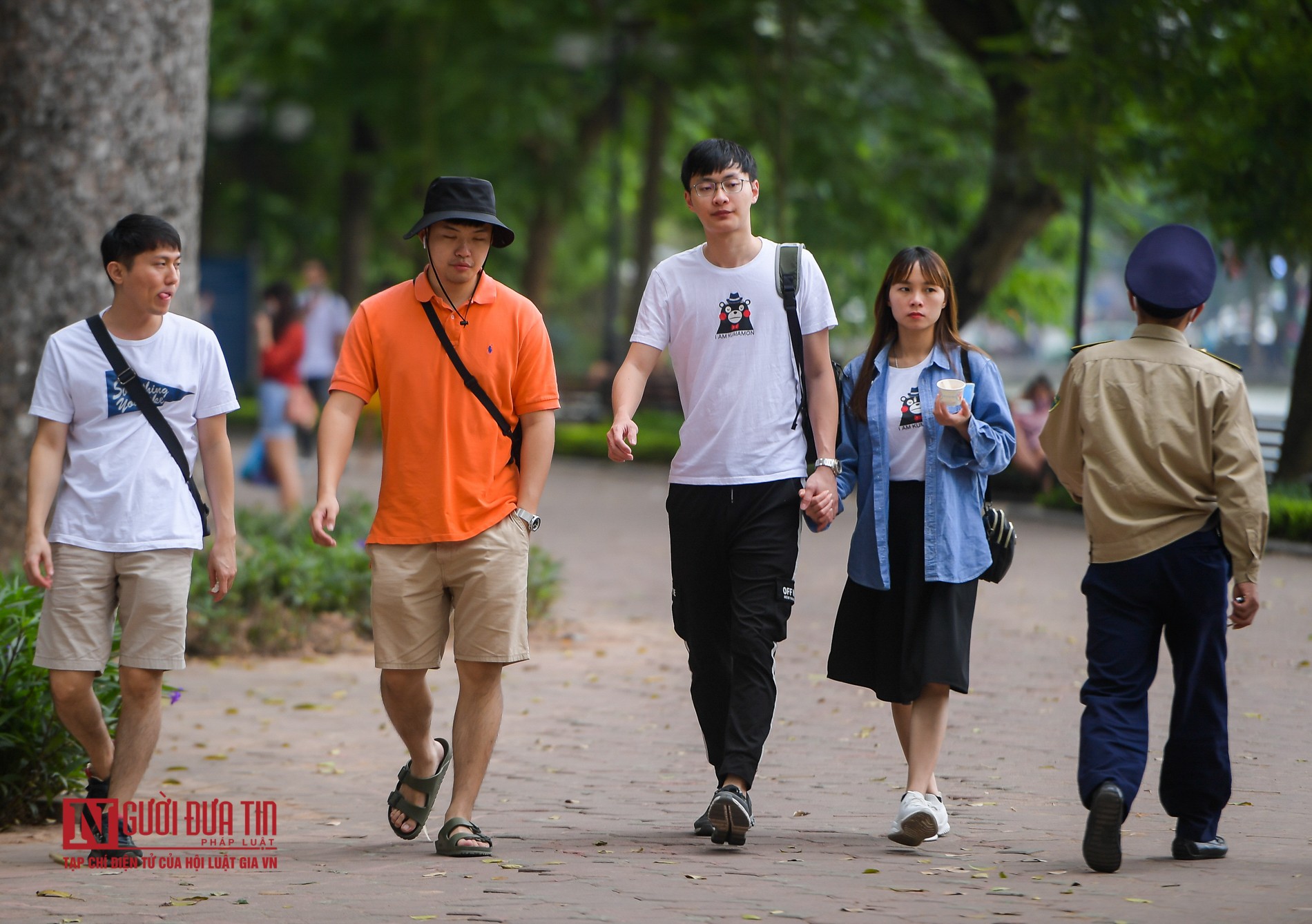 Tin nhanh - Nghỉ lễ 30/4 - 01/05, nhiều người d&acirc;n &ldquo;qu&ecirc;n&rdquo; đeo khẩu trang dạo chơi hồ Ho&agrave;n Kiếm (H&igrave;nh 9).