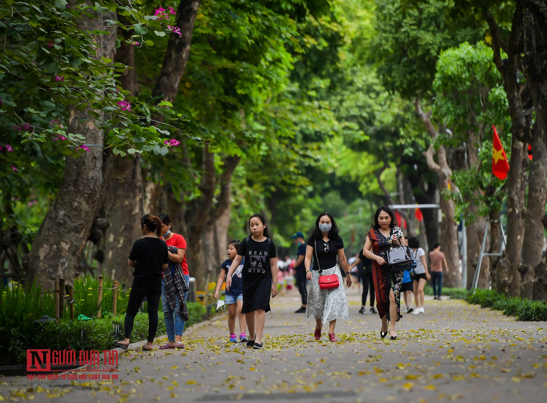 Tin nhanh - Nghỉ lễ 30/4 - 01/05, nhiều người d&acirc;n &ldquo;qu&ecirc;n&rdquo; đeo khẩu trang dạo chơi hồ Ho&agrave;n Kiếm