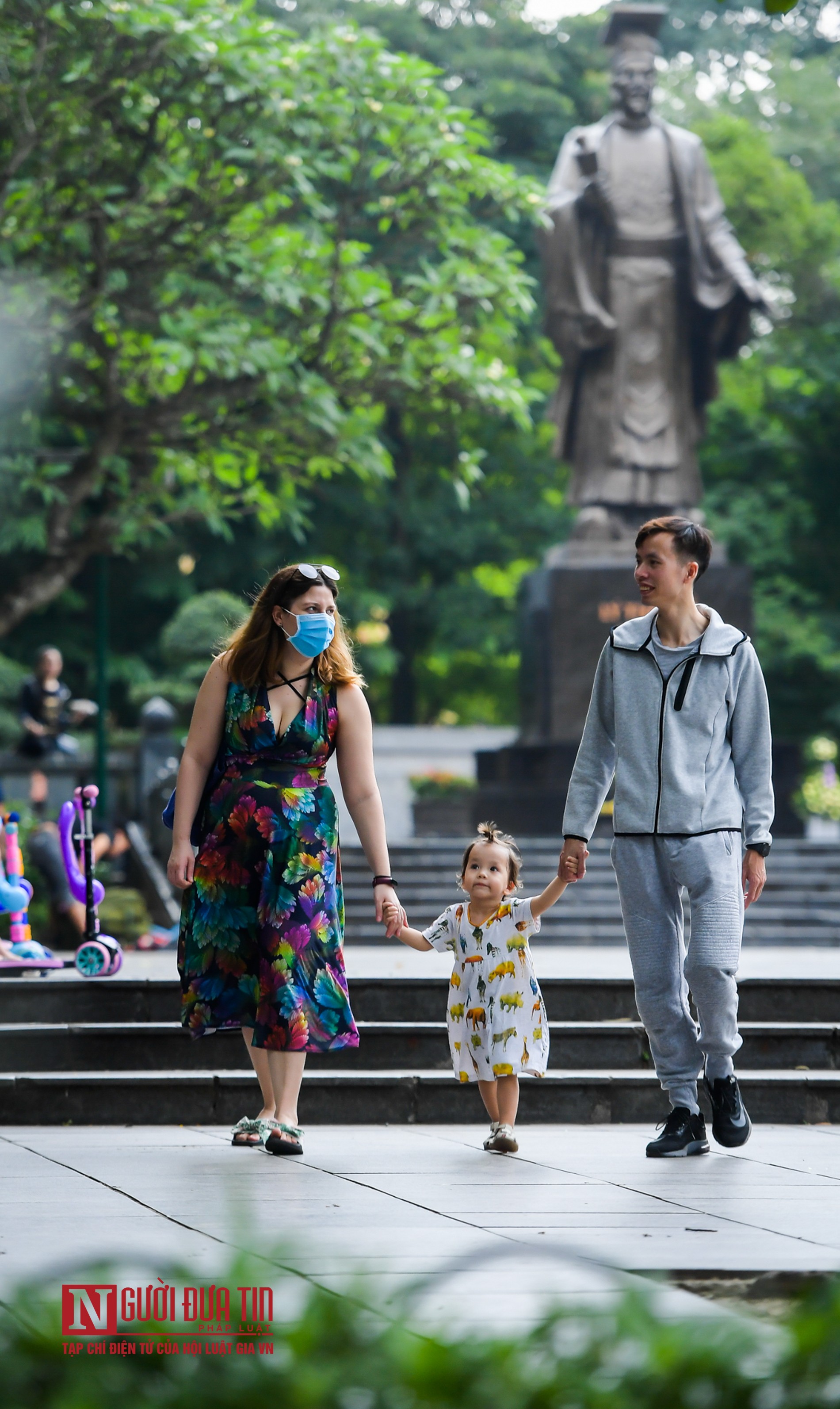 Tin nhanh - Nghỉ lễ 30/4 - 01/05, nhiều người d&acirc;n &ldquo;qu&ecirc;n&rdquo; đeo khẩu trang dạo chơi hồ Ho&agrave;n Kiếm (H&igrave;nh 2).