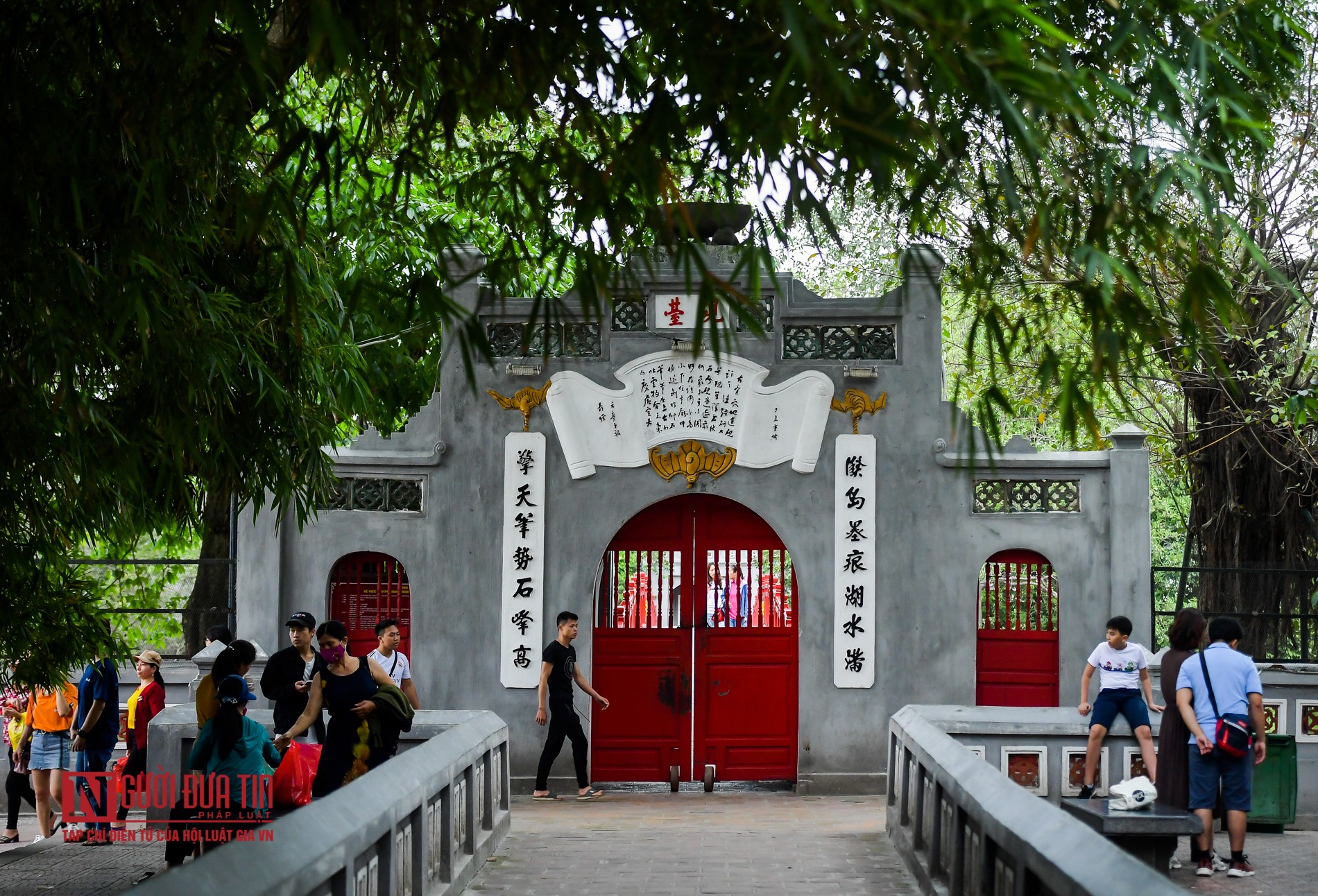 Tin nhanh - Nghỉ lễ 30/4 - 01/05, nhiều người d&acirc;n &ldquo;qu&ecirc;n&rdquo; đeo khẩu trang dạo chơi hồ Ho&agrave;n Kiếm (H&igrave;nh 12).