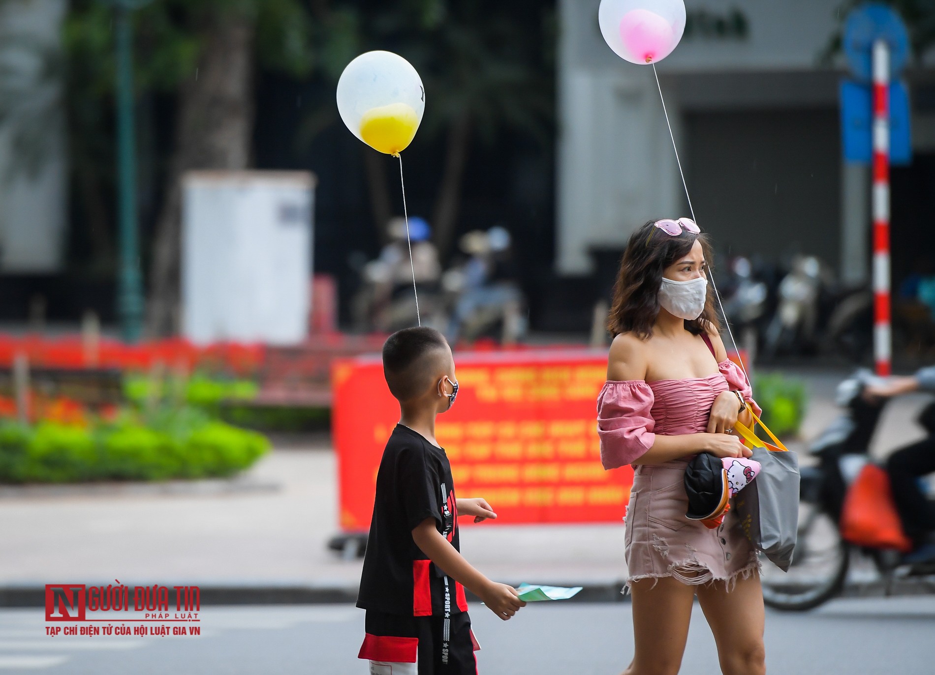 Tin nhanh - Nghỉ lễ 30/4 - 01/05, nhiều người d&acirc;n &ldquo;qu&ecirc;n&rdquo; đeo khẩu trang dạo chơi hồ Ho&agrave;n Kiếm (H&igrave;nh 4).