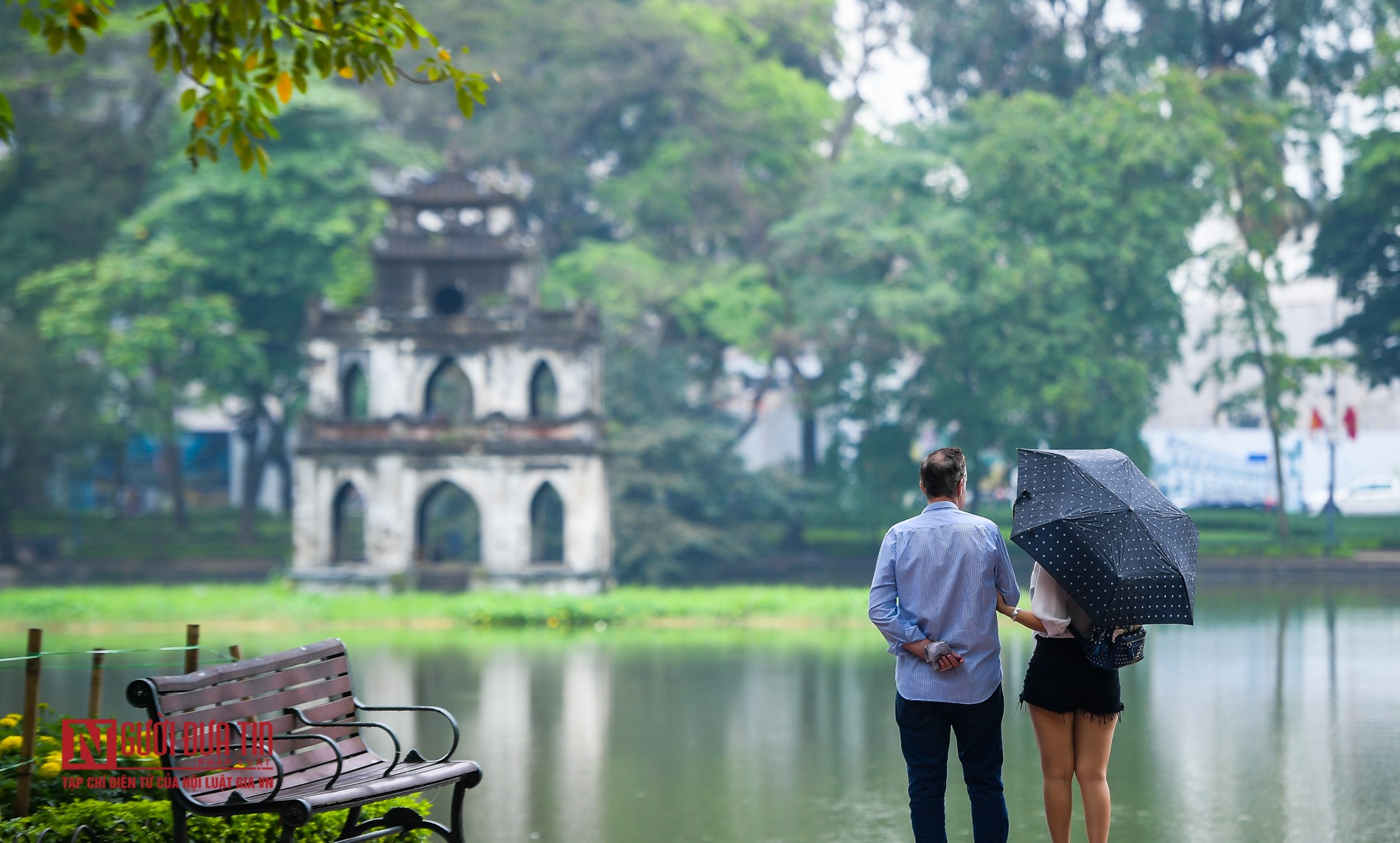 Tin nhanh - Nghỉ lễ 30/4 - 01/05, nhiều người d&acirc;n &ldquo;qu&ecirc;n&rdquo; đeo khẩu trang dạo chơi hồ Ho&agrave;n Kiếm (H&igrave;nh 7).