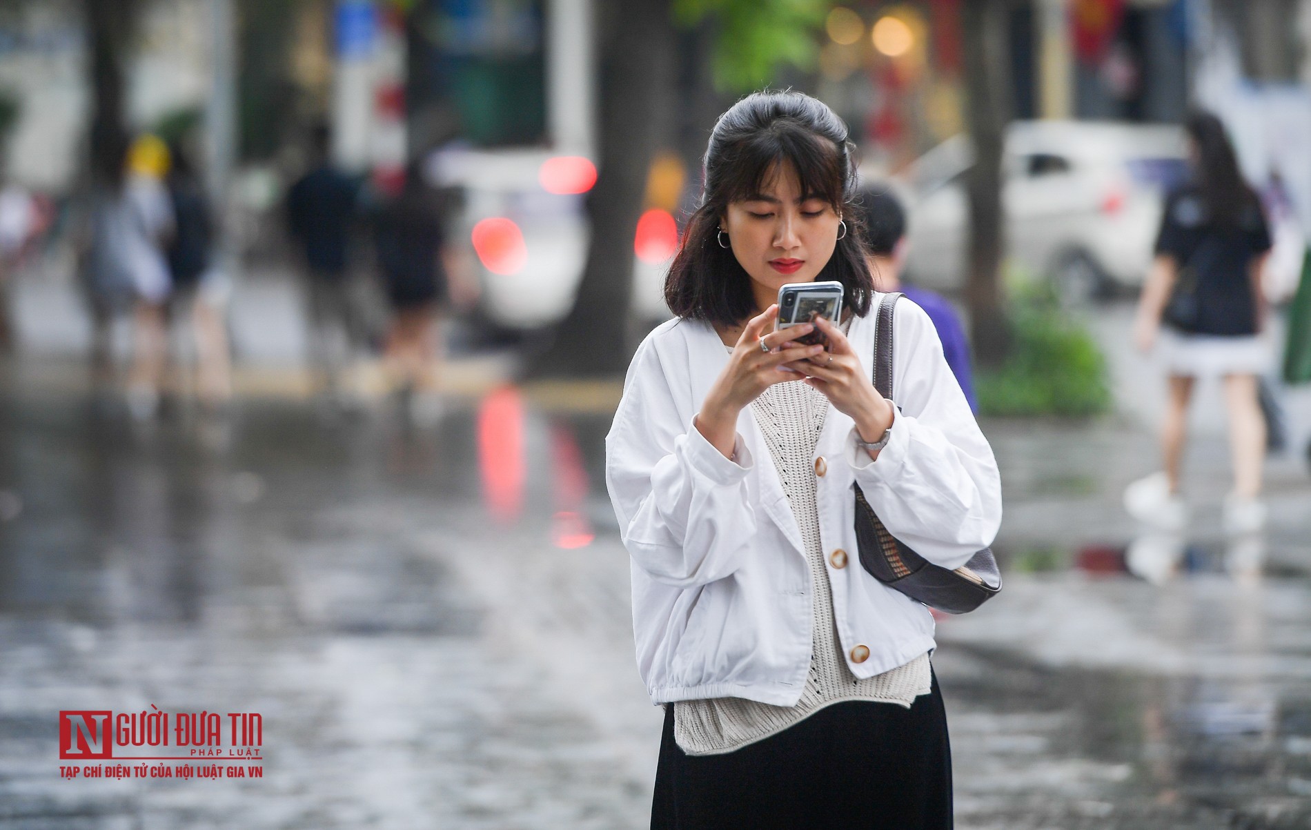 Tin nhanh - Nghỉ lễ 30/4 - 01/05, nhiều người d&acirc;n &ldquo;qu&ecirc;n&rdquo; đeo khẩu trang dạo chơi hồ Ho&agrave;n Kiếm (H&igrave;nh 10).