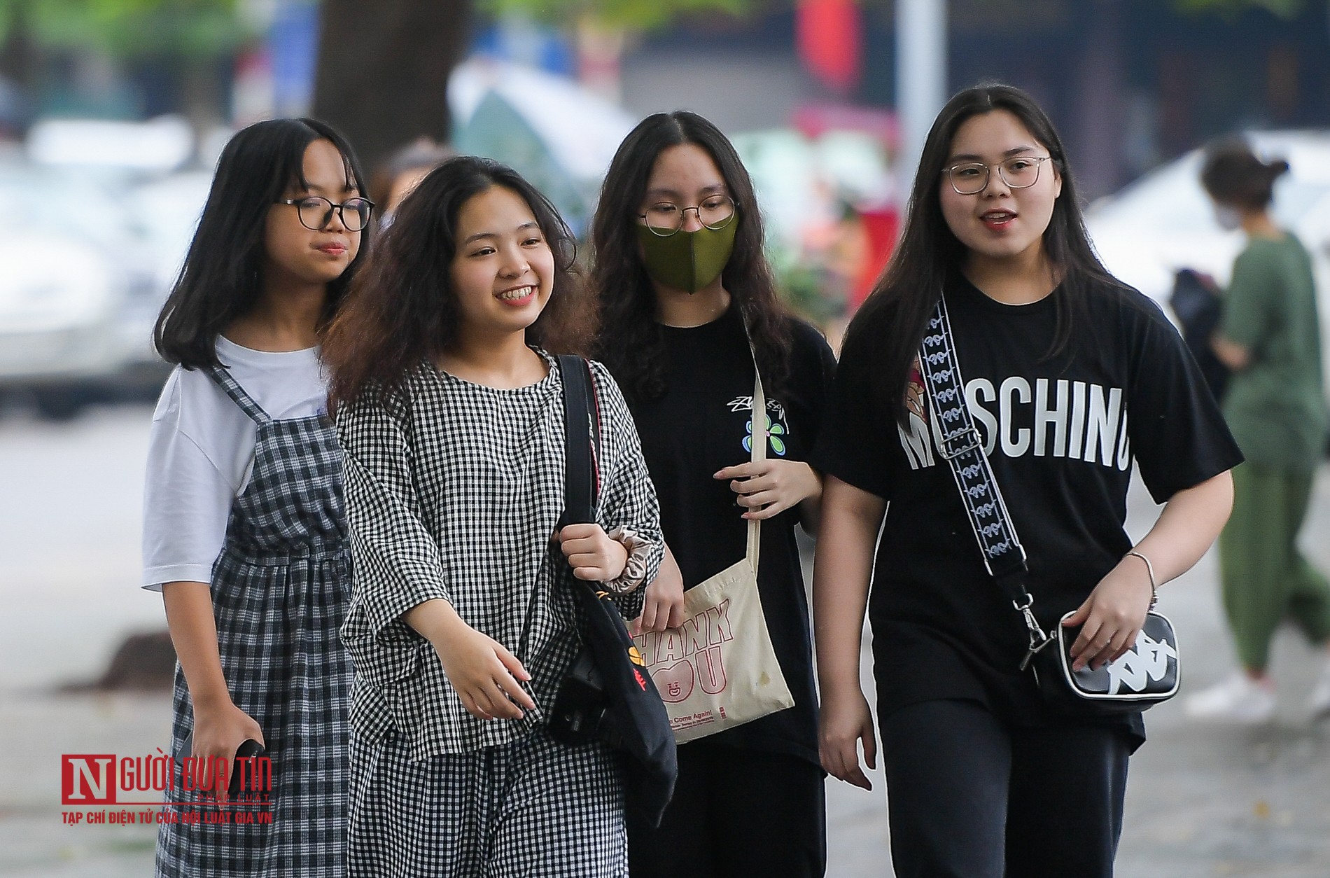 Tin nhanh - Nghỉ lễ 30/4 - 01/05, nhiều người d&acirc;n &ldquo;qu&ecirc;n&rdquo; đeo khẩu trang dạo chơi hồ Ho&agrave;n Kiếm (H&igrave;nh 11).