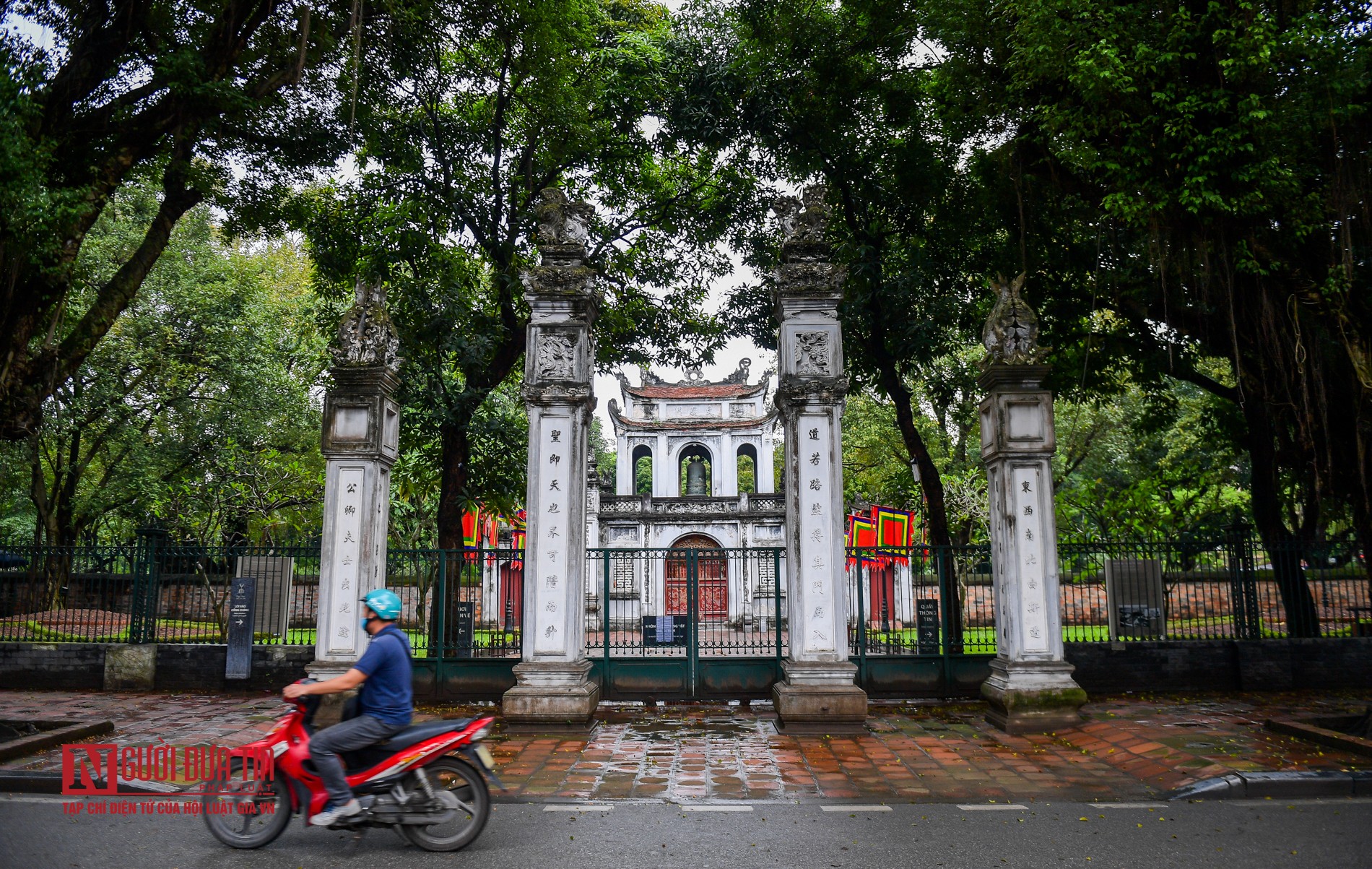 Tin nhanh - Nghỉ lễ 30/4 - 01/05, nhiều người d&acirc;n &ldquo;qu&ecirc;n&rdquo; đeo khẩu trang dạo chơi hồ Ho&agrave;n Kiếm (H&igrave;nh 13).