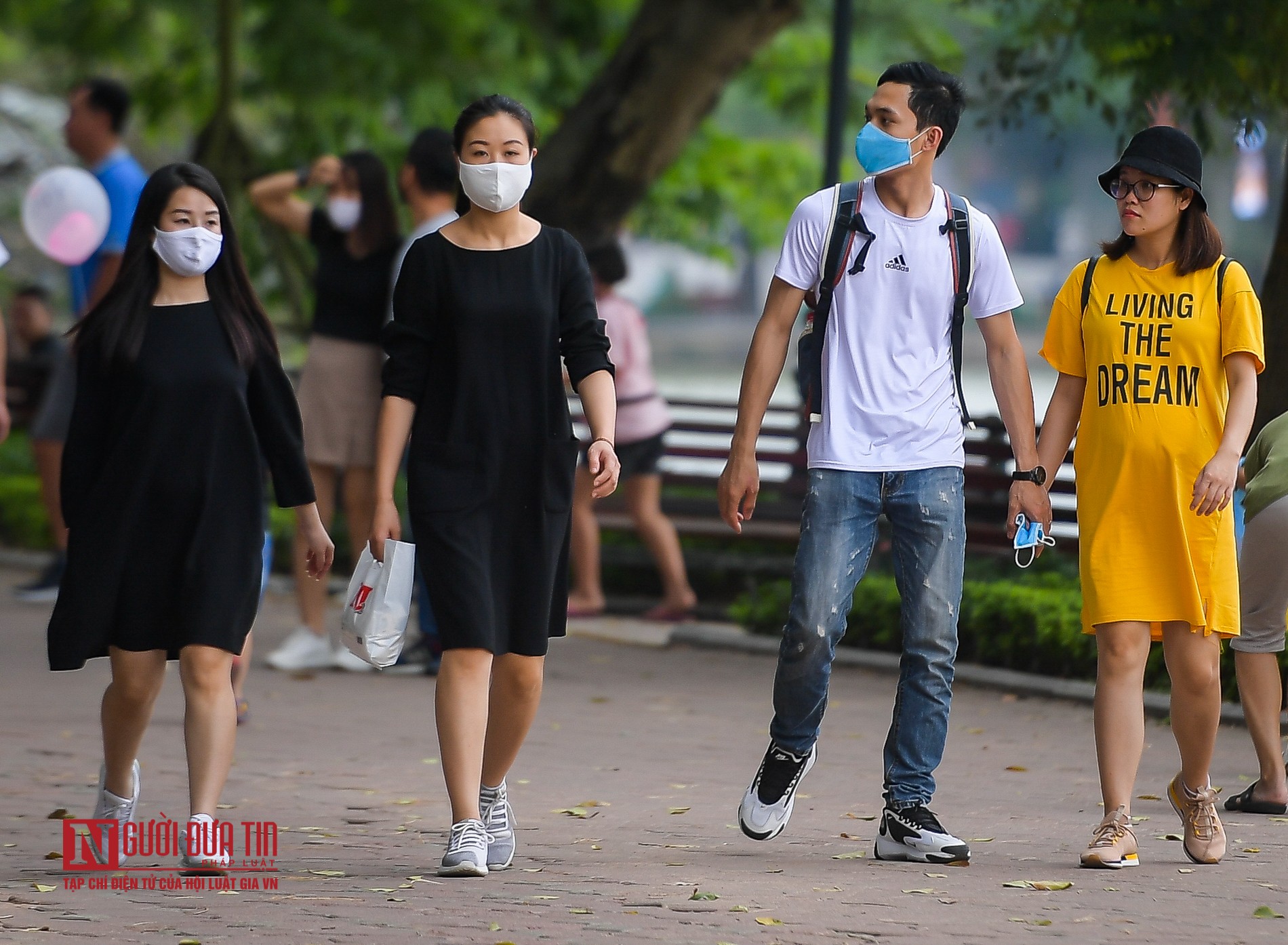 Tin nhanh - Nghỉ lễ 30/4 - 01/05, nhiều người d&acirc;n &ldquo;qu&ecirc;n&rdquo; đeo khẩu trang dạo chơi hồ Ho&agrave;n Kiếm (H&igrave;nh 3).