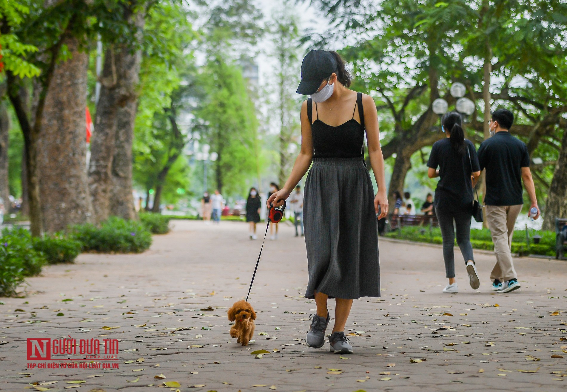 Tin nhanh - Nghỉ lễ 30/4 - 01/05, nhiều người d&acirc;n &ldquo;qu&ecirc;n&rdquo; đeo khẩu trang dạo chơi hồ Ho&agrave;n Kiếm (H&igrave;nh 6).