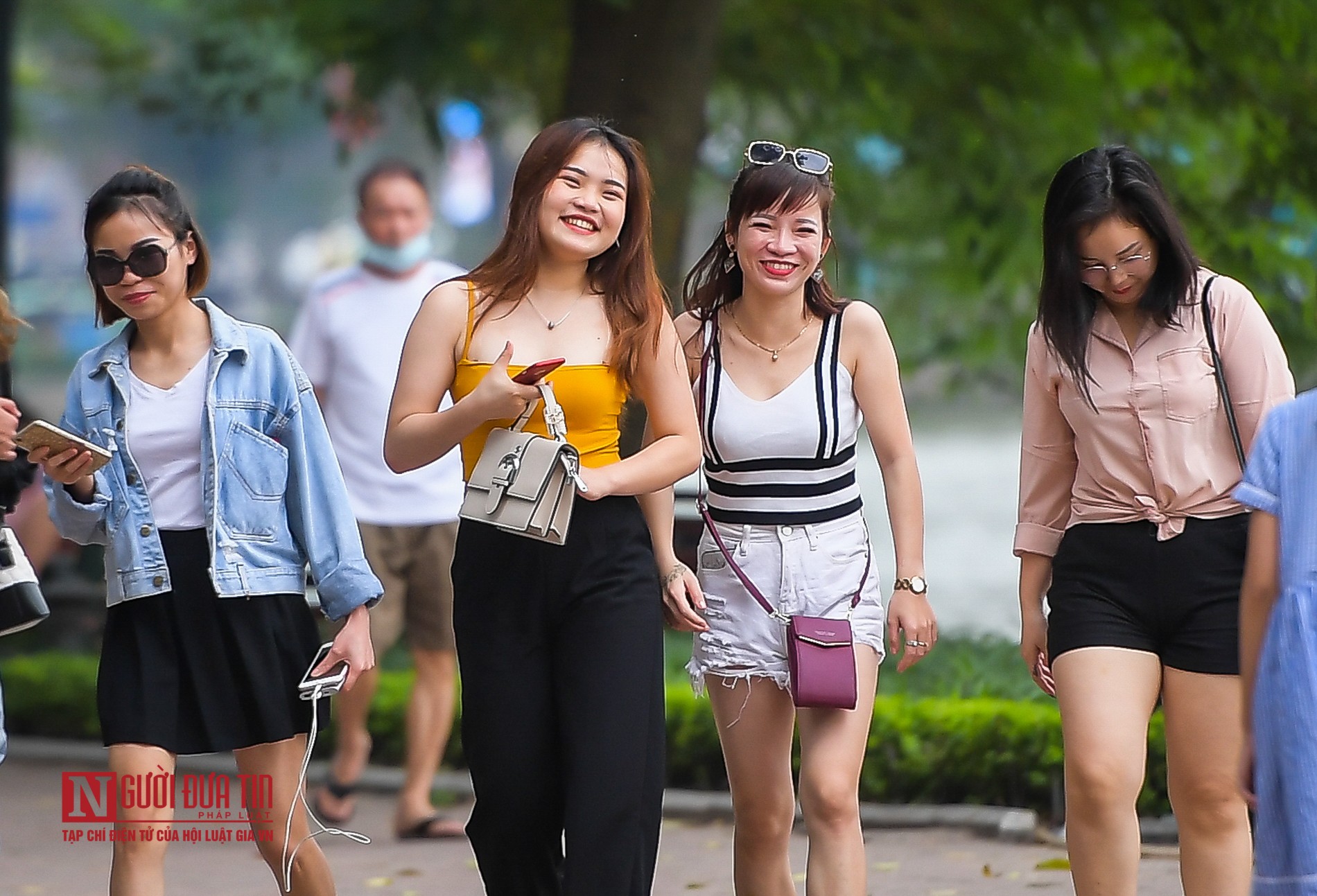 Tin nhanh - Nghỉ lễ 30/4 - 01/05, nhiều người d&acirc;n &ldquo;qu&ecirc;n&rdquo; đeo khẩu trang dạo chơi hồ Ho&agrave;n Kiếm (H&igrave;nh 8).