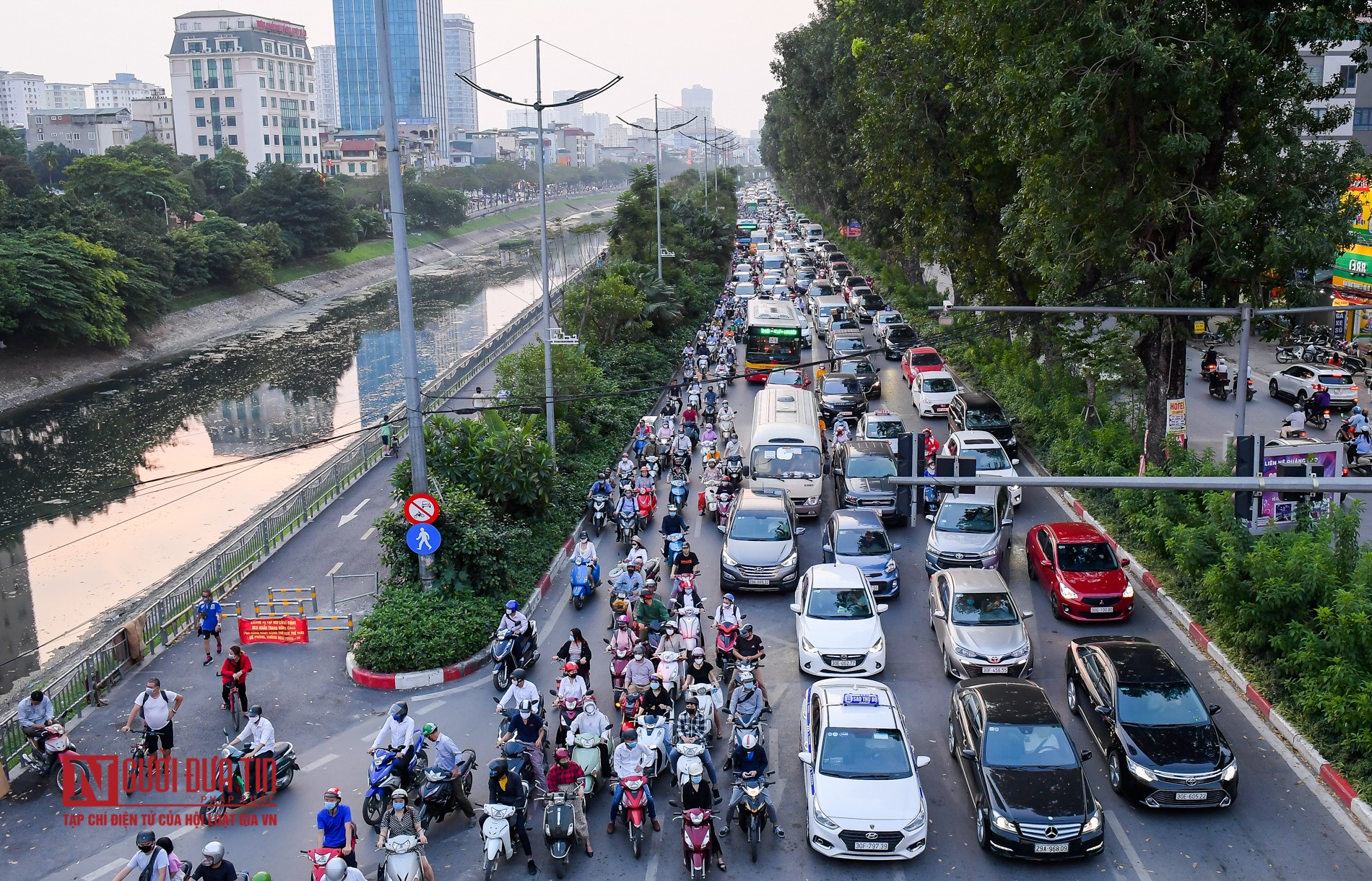 Tin nhanh - Đường phố Hà Nội ùn tắc ngày đầu học sinh, sinh viên đi học trở lại (Hình 12).