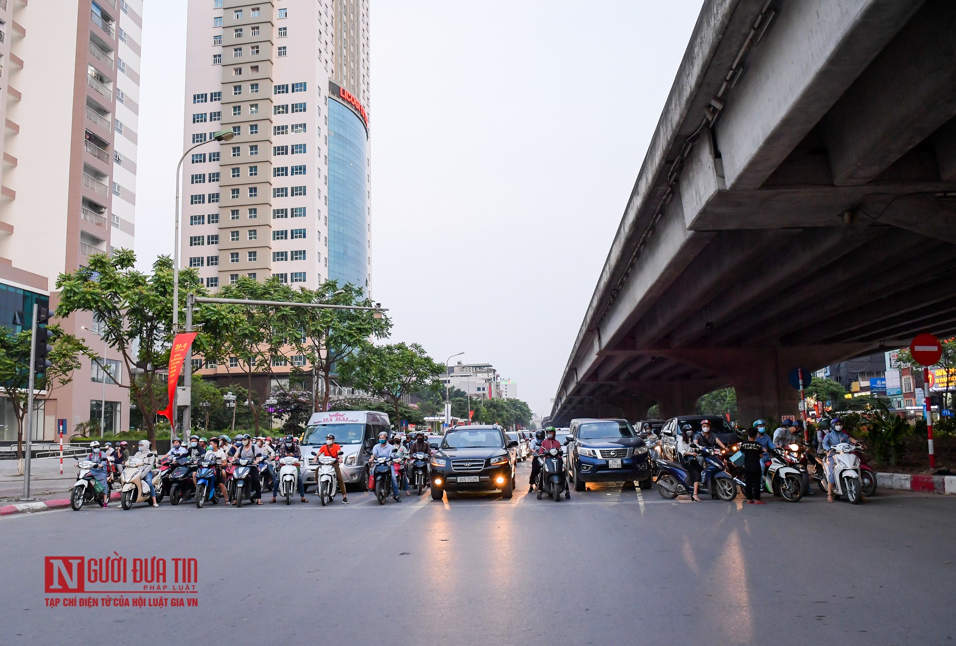 Tin nhanh - Đường phố Hà Nội ùn tắc ngày đầu học sinh, sinh viên đi học trở lại (Hình 13).