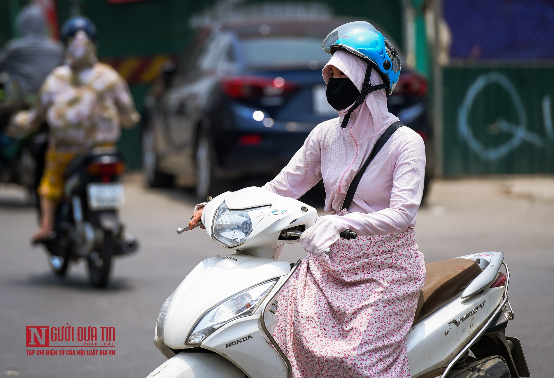 Tin nhanh - Hà Nội nắng nóng gay gắt, người dân hóa 'ninja” xuống phố (Hình 3).