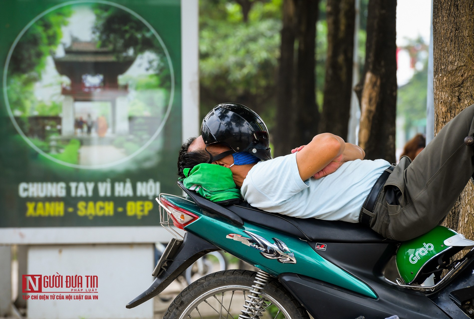 Tin nhanh - Hà Nội nắng nóng gay gắt, người dân hóa 'ninja” xuống phố (Hình 16).